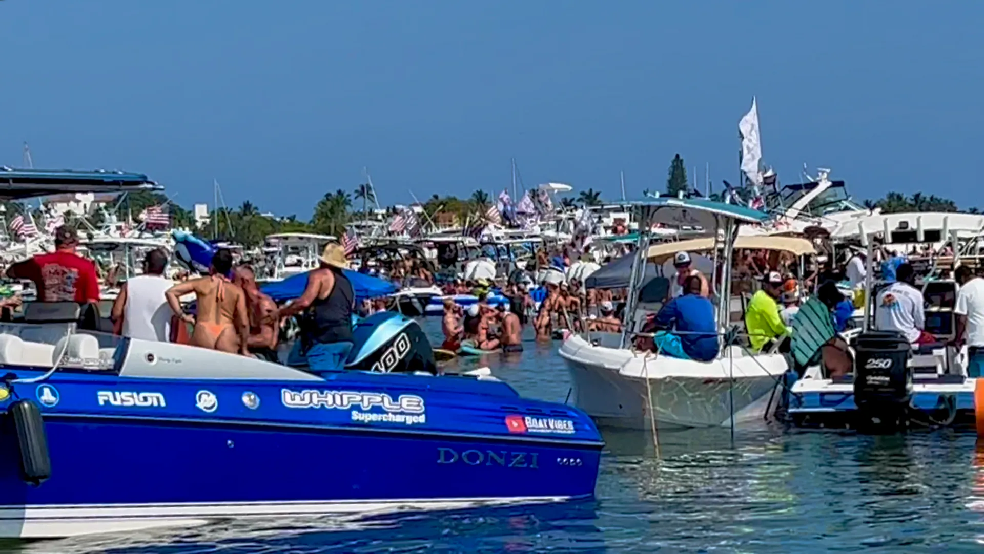 25' Twin Engine Center Console - Perfect for Sandbar or Fishing!