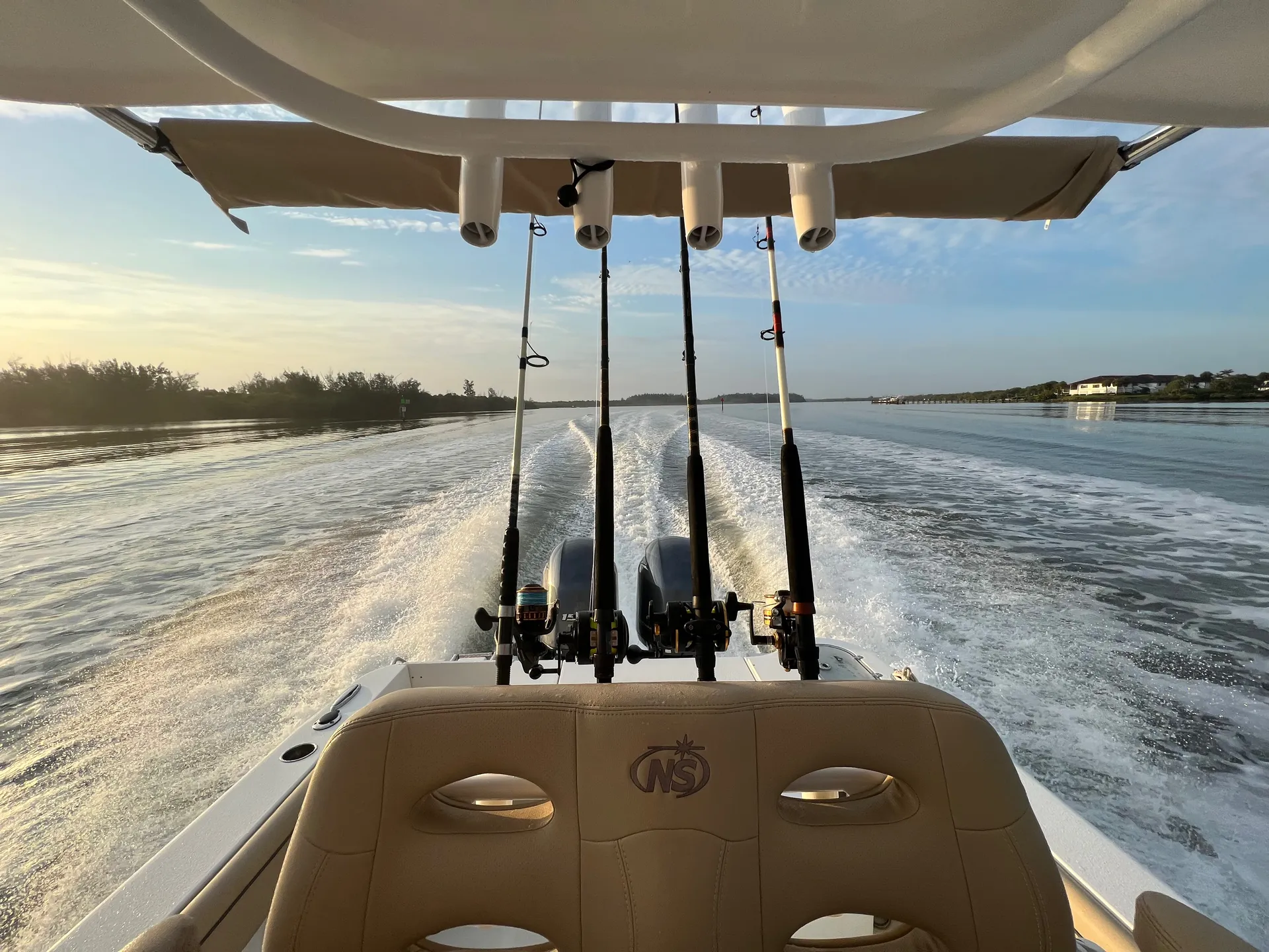 25' Twin Engine Center Console - Perfect for Sandbar or Fishing!