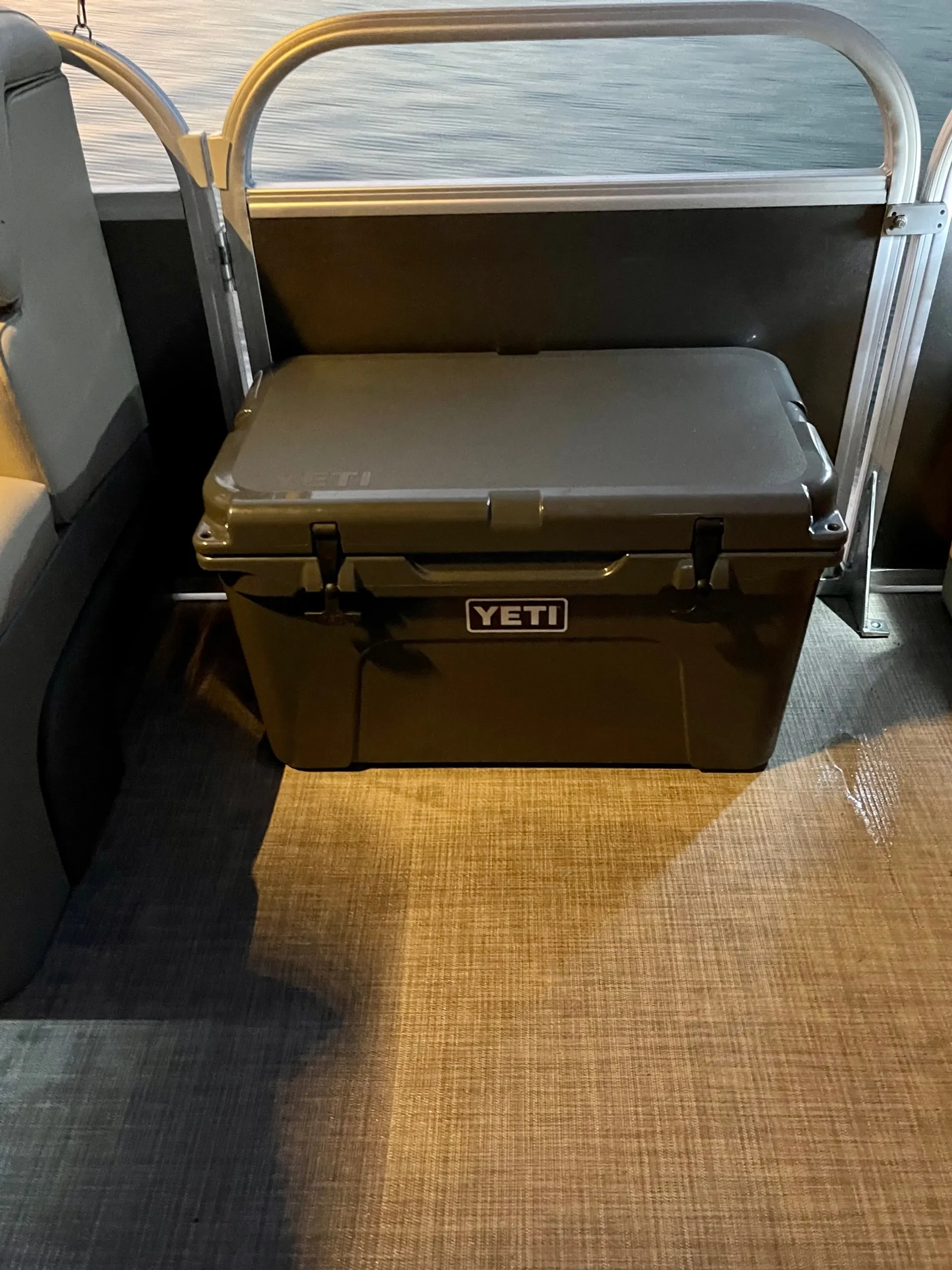 BEAUTIFUL 2023 SunTracker DLX22 24’ Party Barge Pontoon GAS INCLUDED