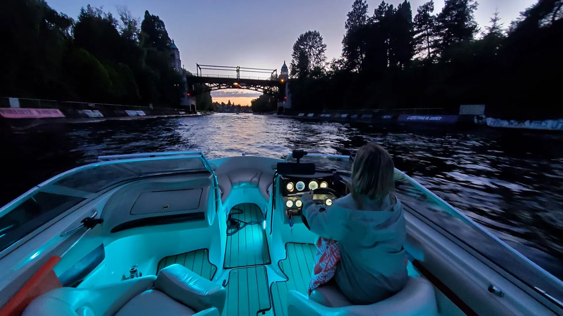 Fast and Fun 20' Glastron Bowrider on Lake Union/Lake Washington