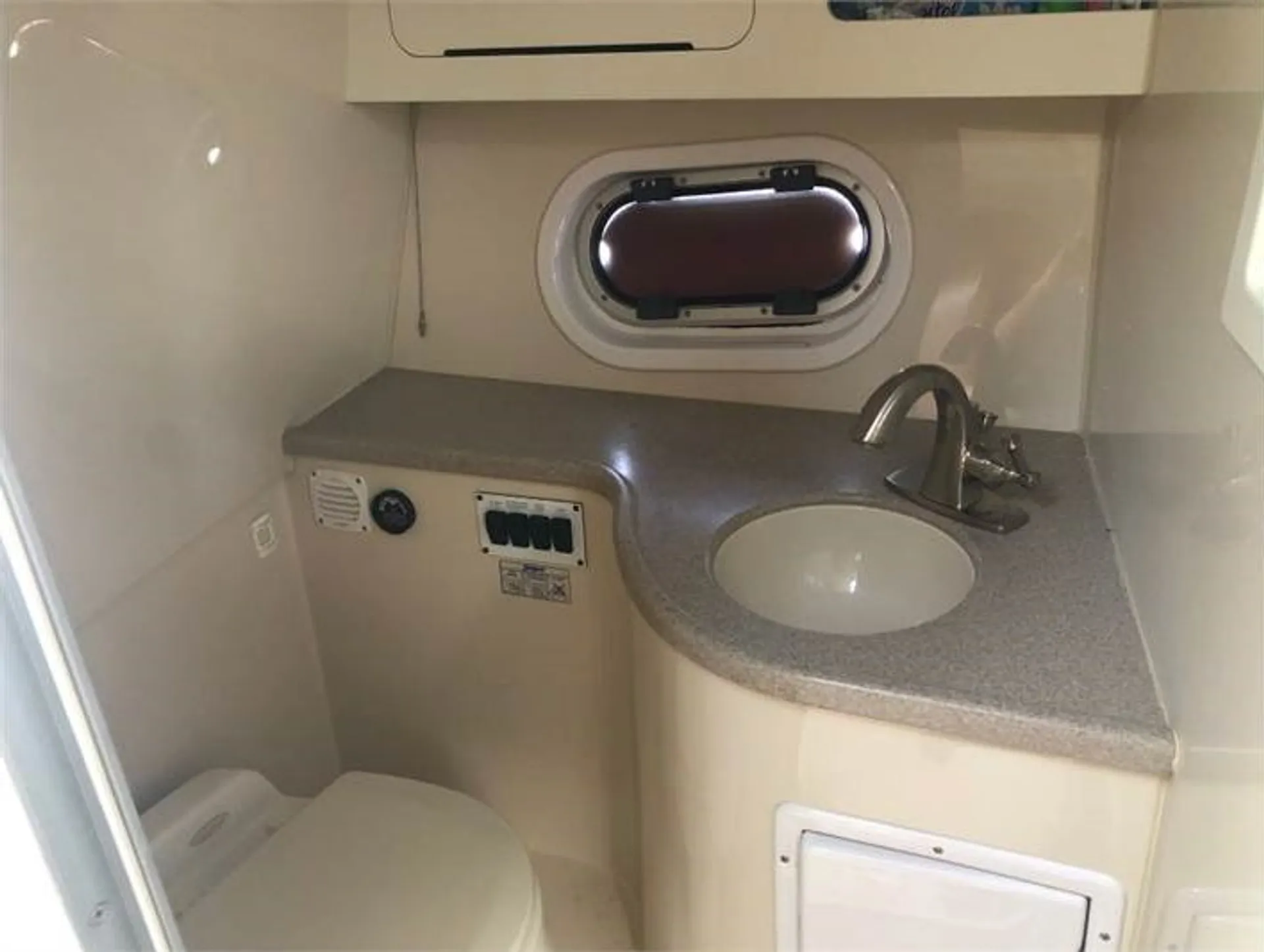 37' Yacht - Includes Gas & Lily Pad! One Big Outdoor Seating Area!