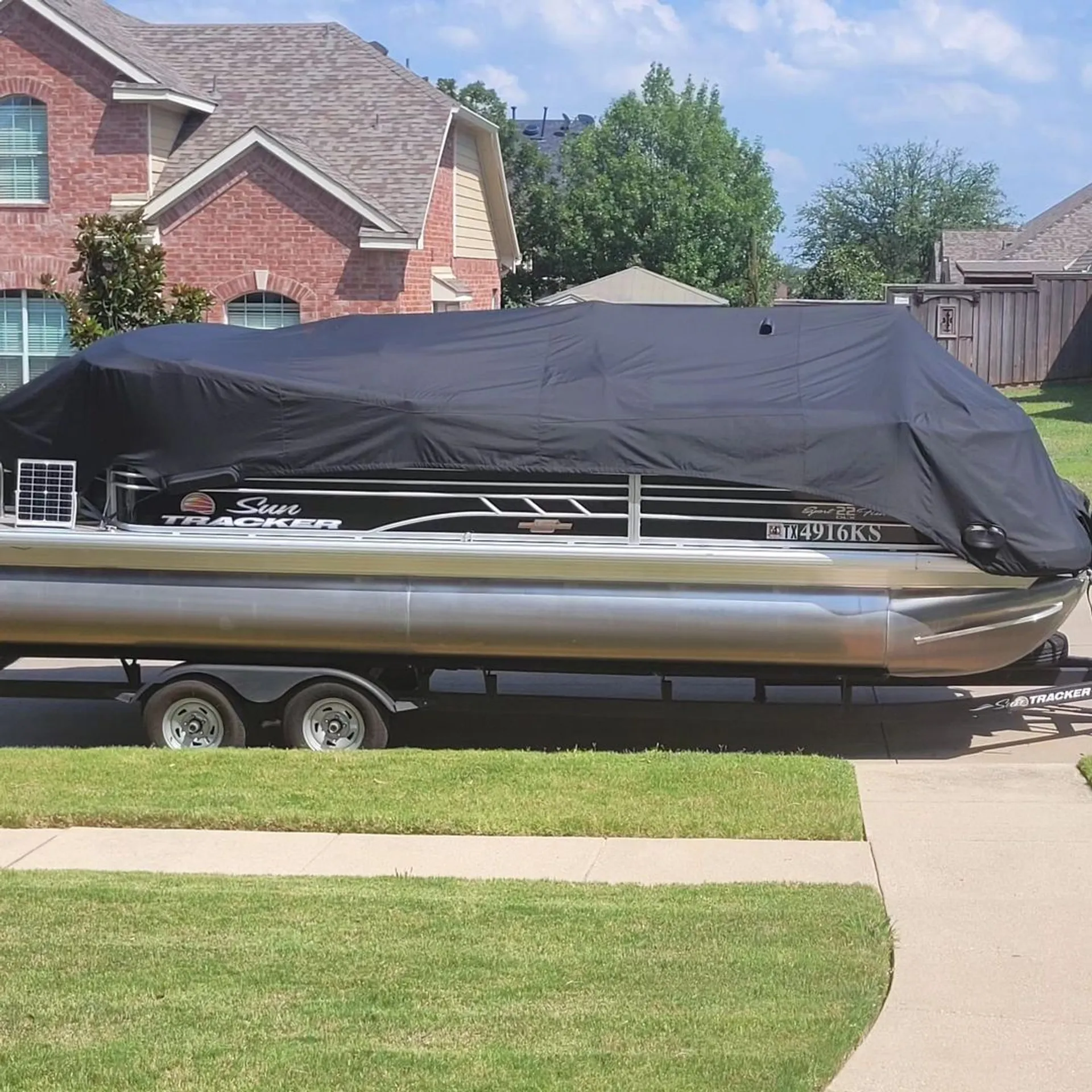 Spacious 22’ Sun Tracker Party Barge – Seats 10 – Lake Ray Hubbard