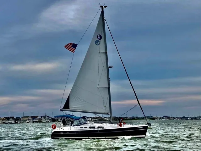 Rent a Hunter sloop in Island Heights, NJ near me