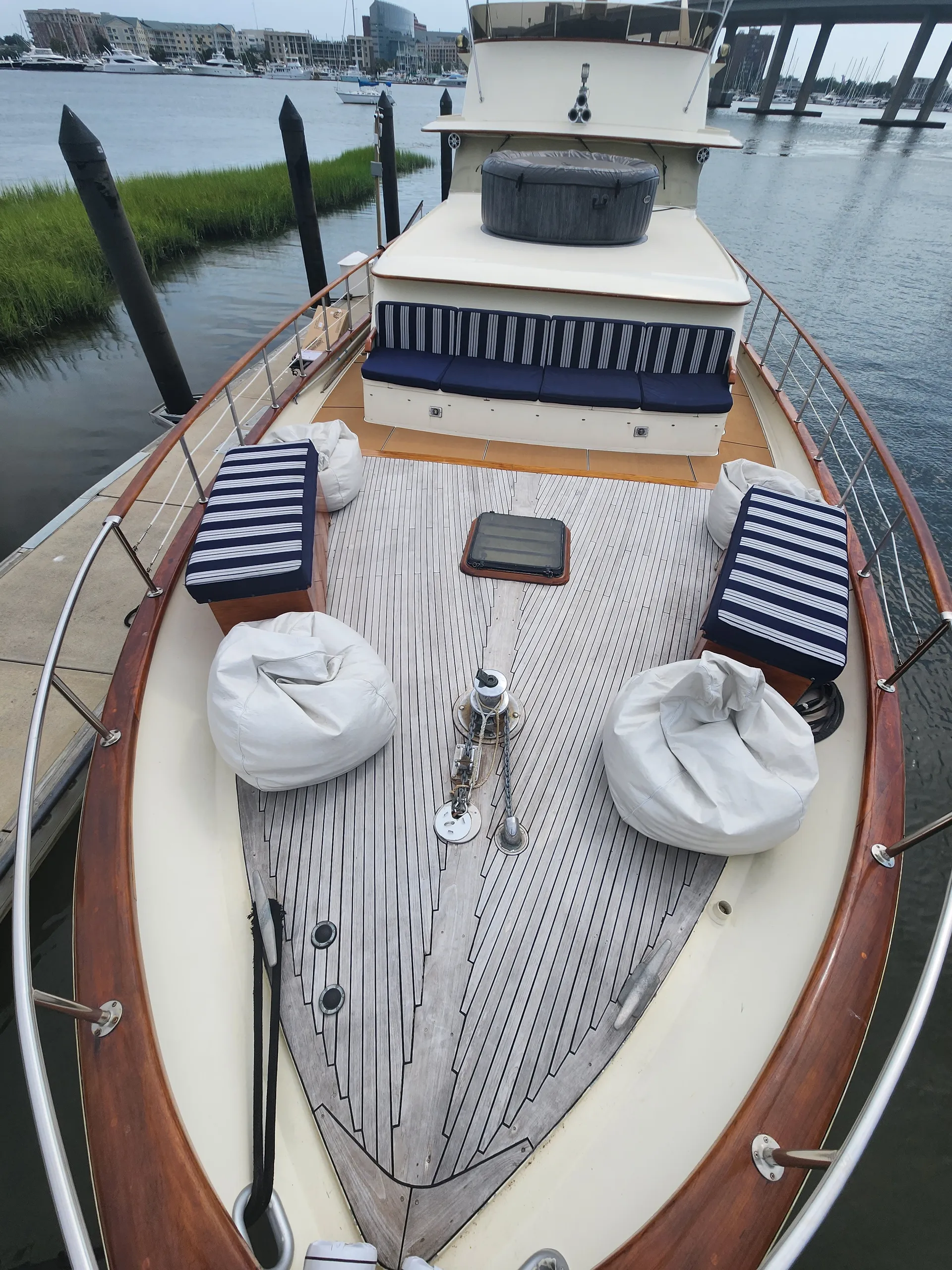 80' Luxury classic yacht - Charter the Netflix Outerbanks yacht!