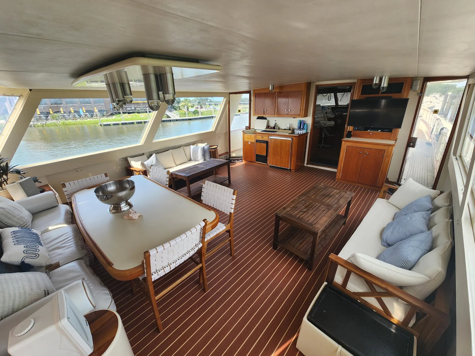 80' Luxury classic yacht - Charter the Netflix Outerbanks yacht!