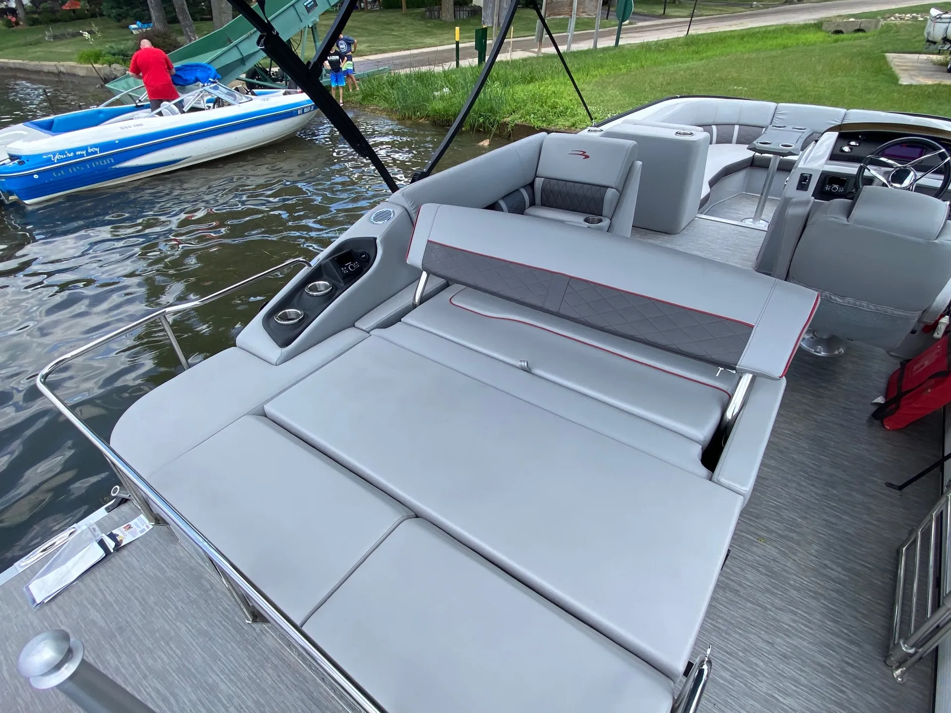 2022 Bennington BowRider Tritoon 250HP Yamaha *WE DELIVER TO YOUR LAKE