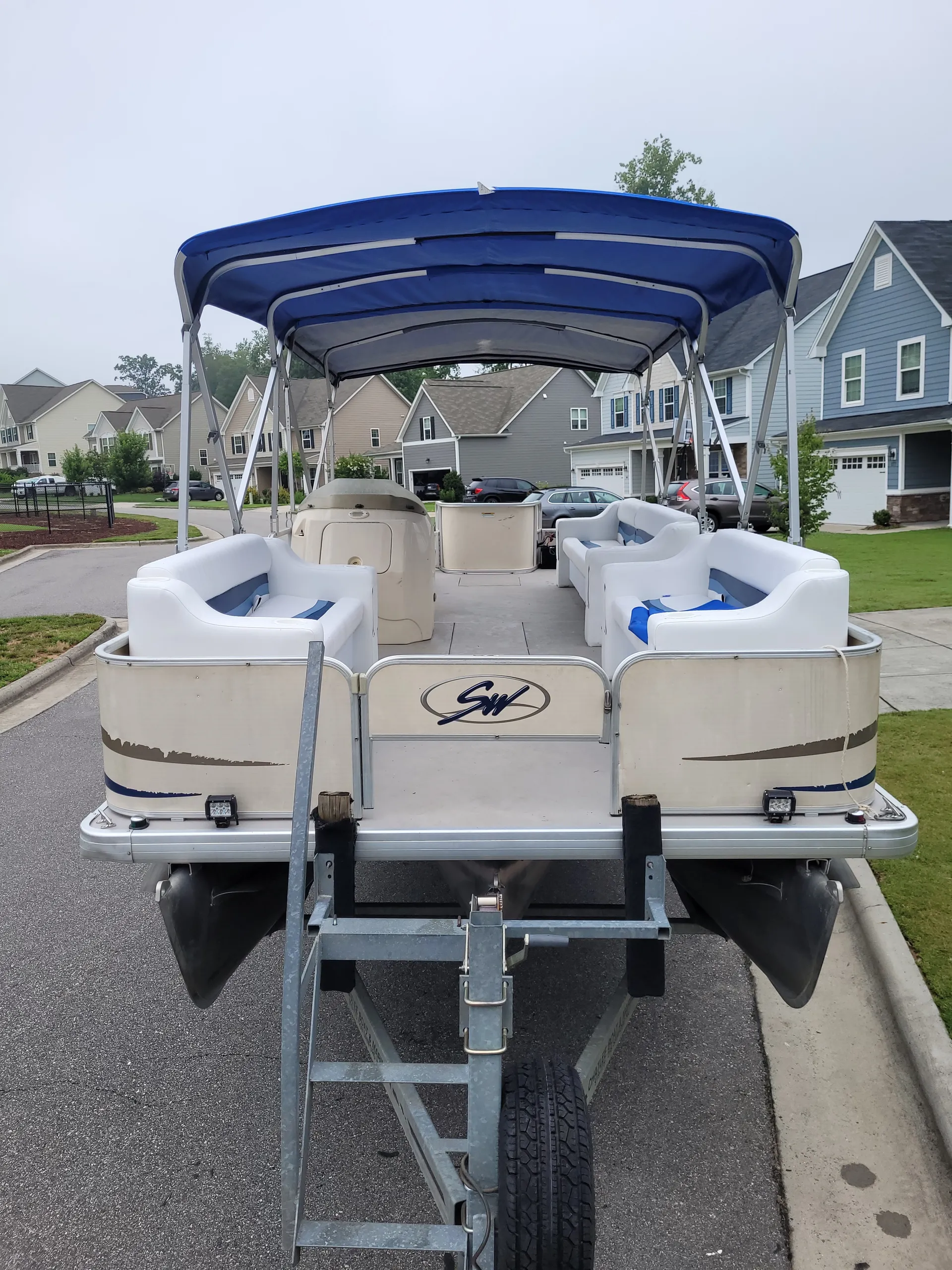Family Fun &amp; Sun 24 Foot Tritoon. Lots of shade.