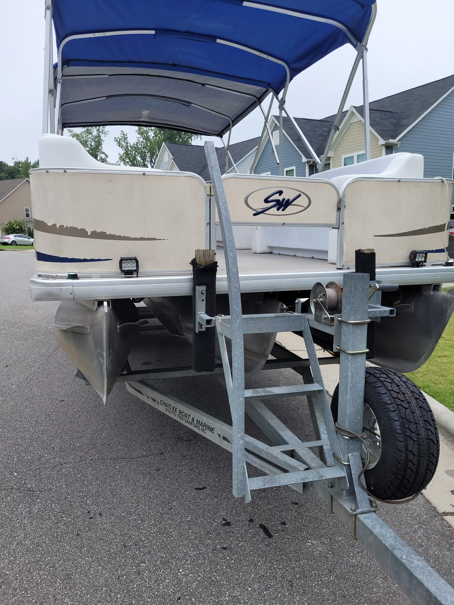 Family Fun &amp; Sun 24 Foot Tritoon. Lots of shade.