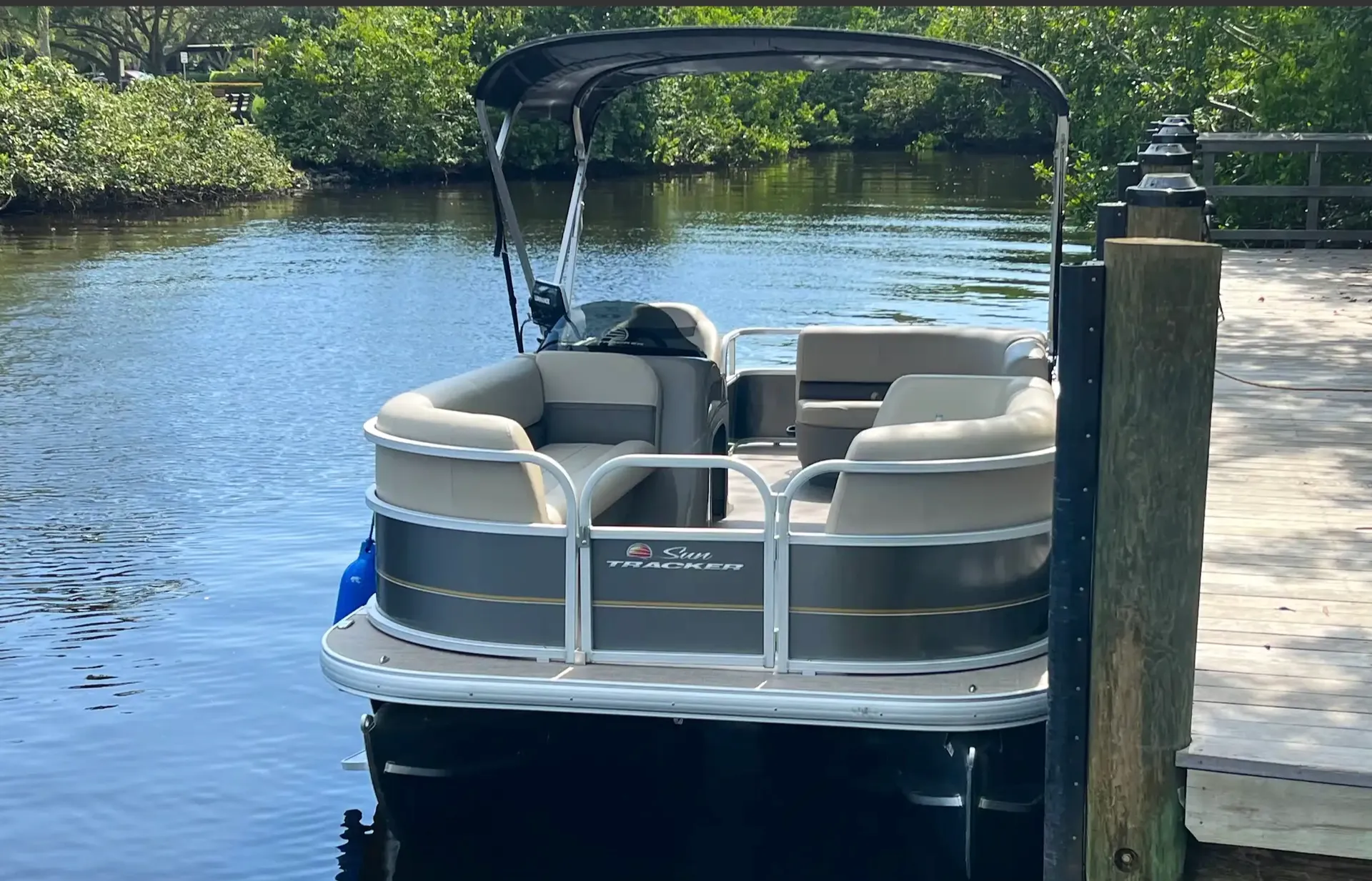 2023 Sun Tracker Pontoon