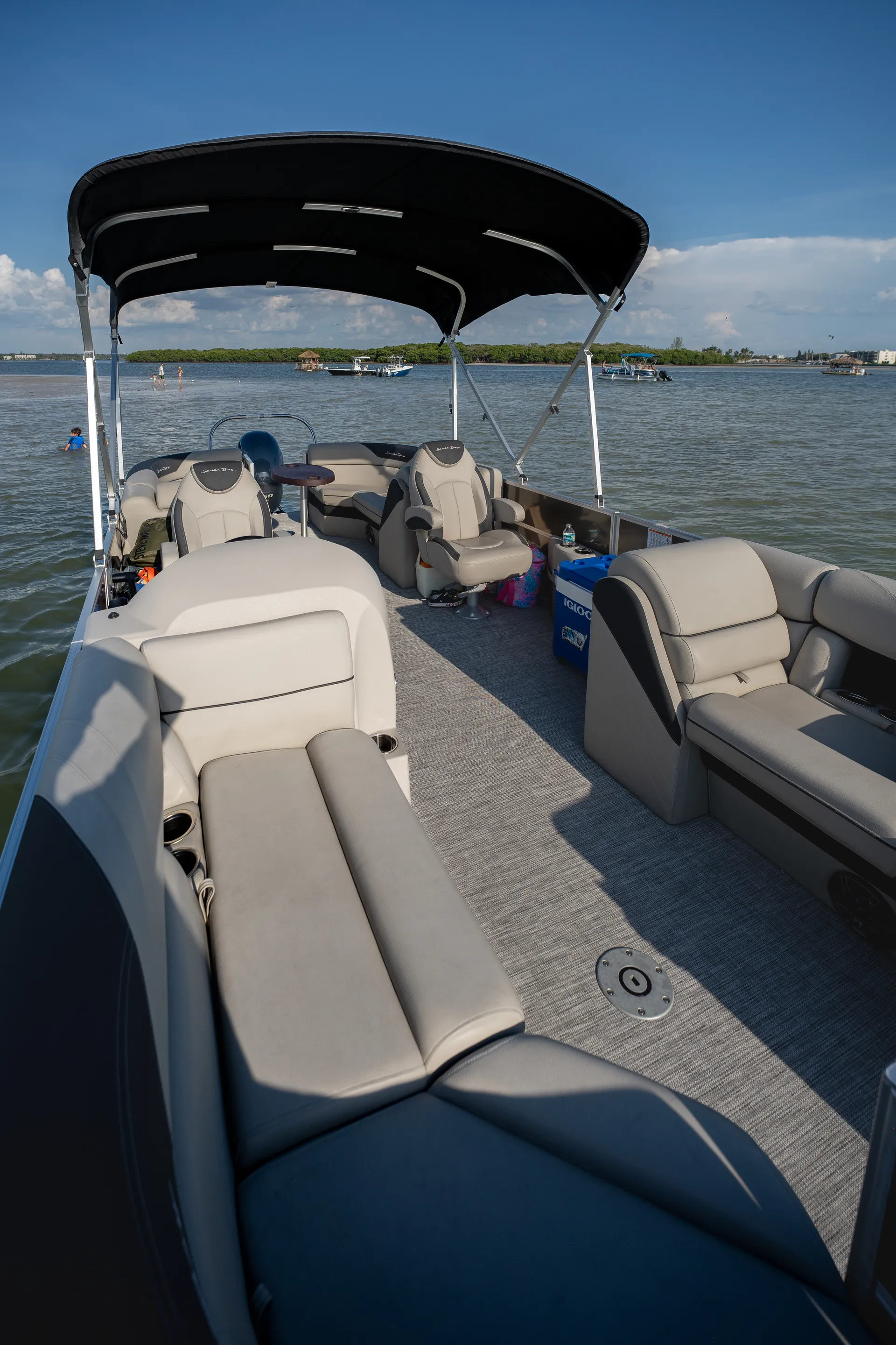 New Luxury Tritoon 24’ up to 13 people (rate includes captain fee)! 