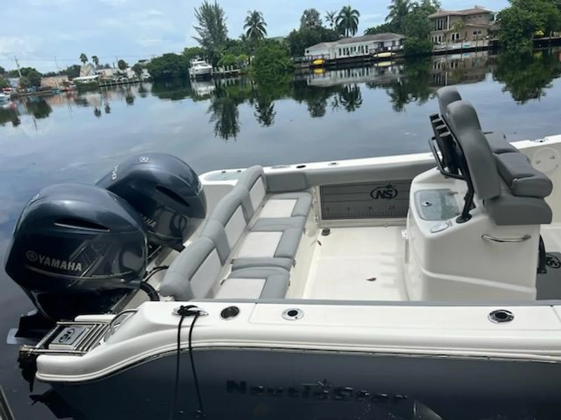 25-Foot Center Console Boat for Ultimate Maritime Adventures