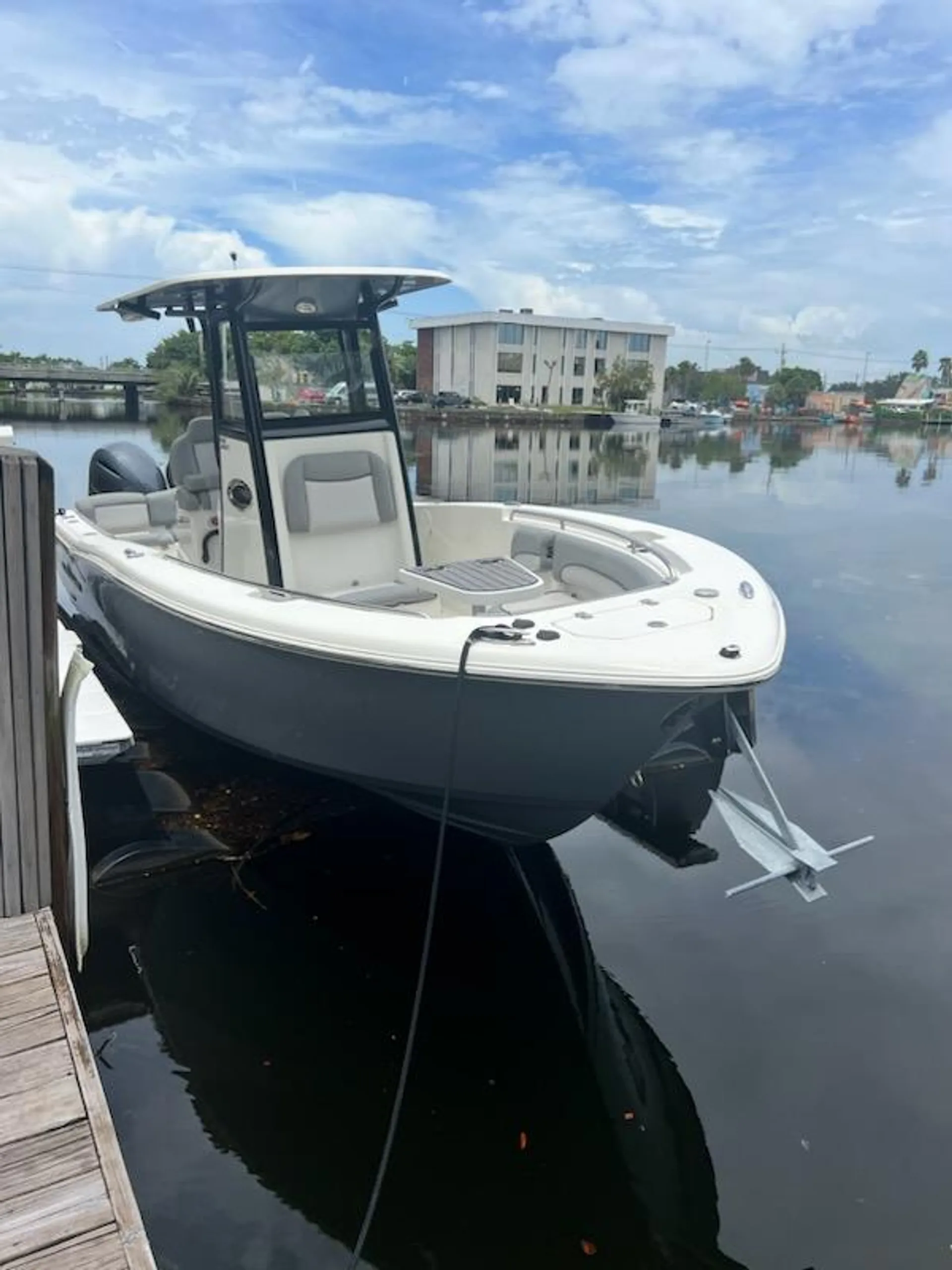 25-Foot Center Console Boat for Ultimate Maritime Adventures