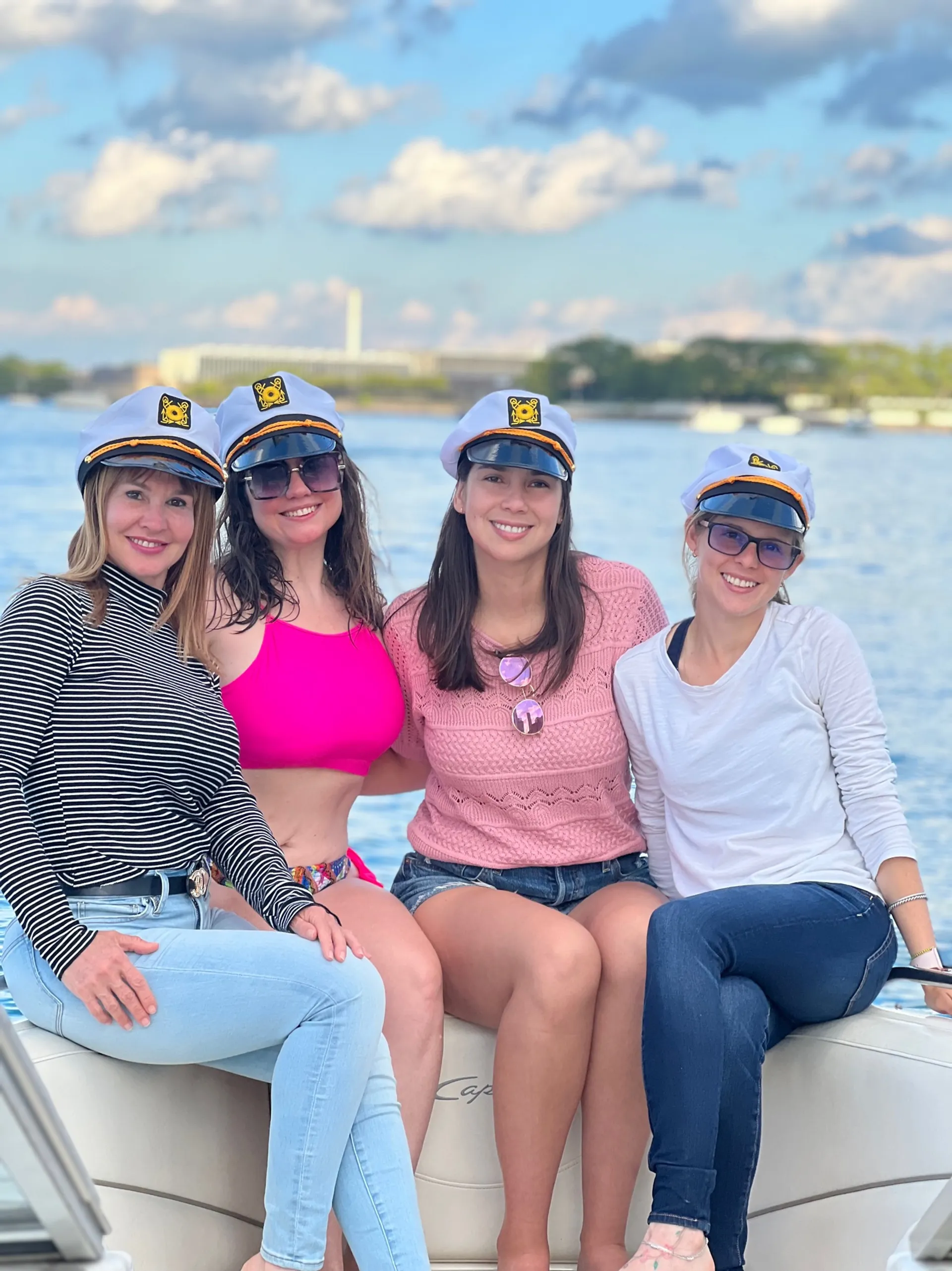 Boatschicago - Motor Boat for rent at Downtown Chicago