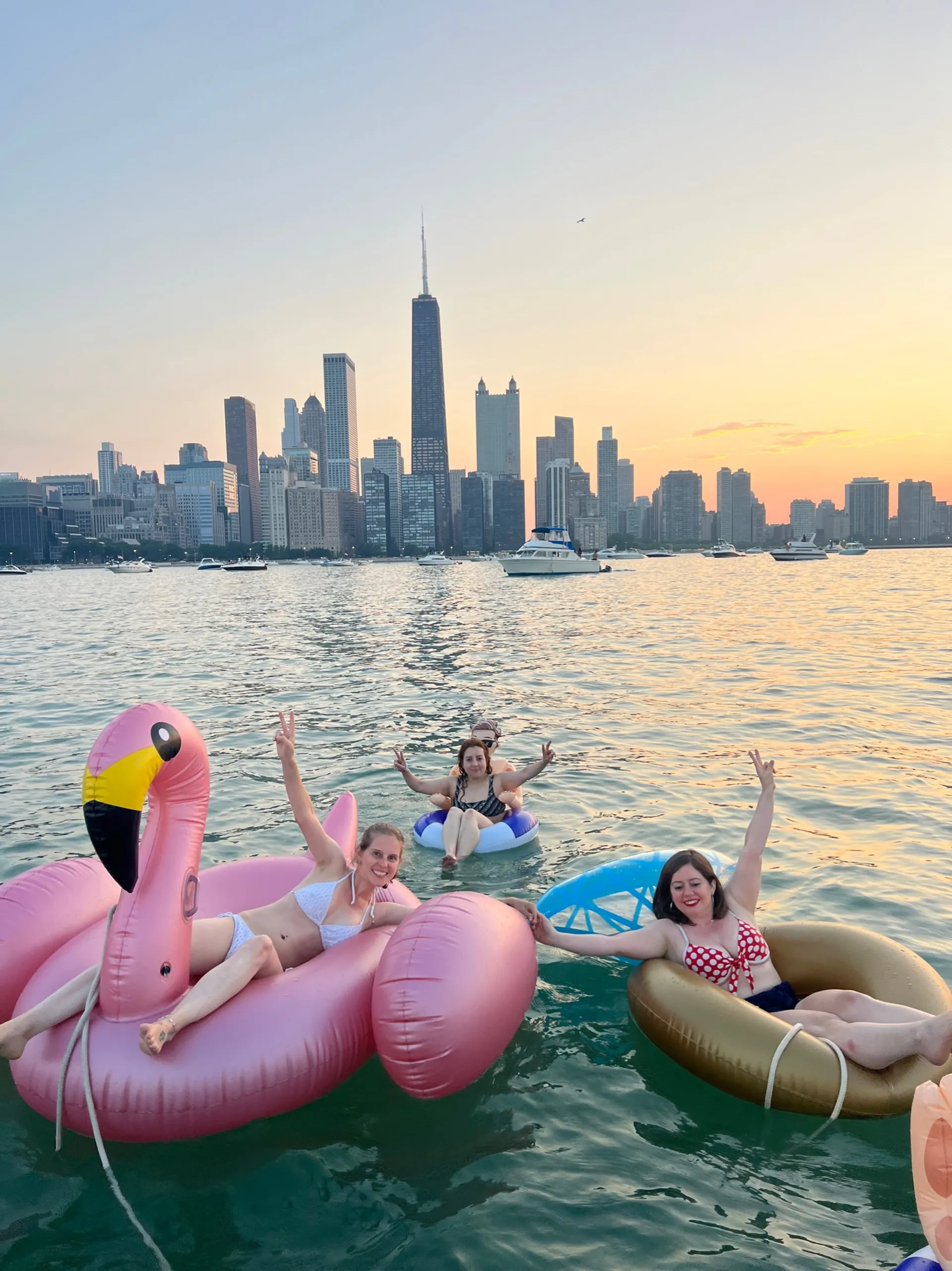 Boatschicago - Motor Boat for rent at Downtown Chicago