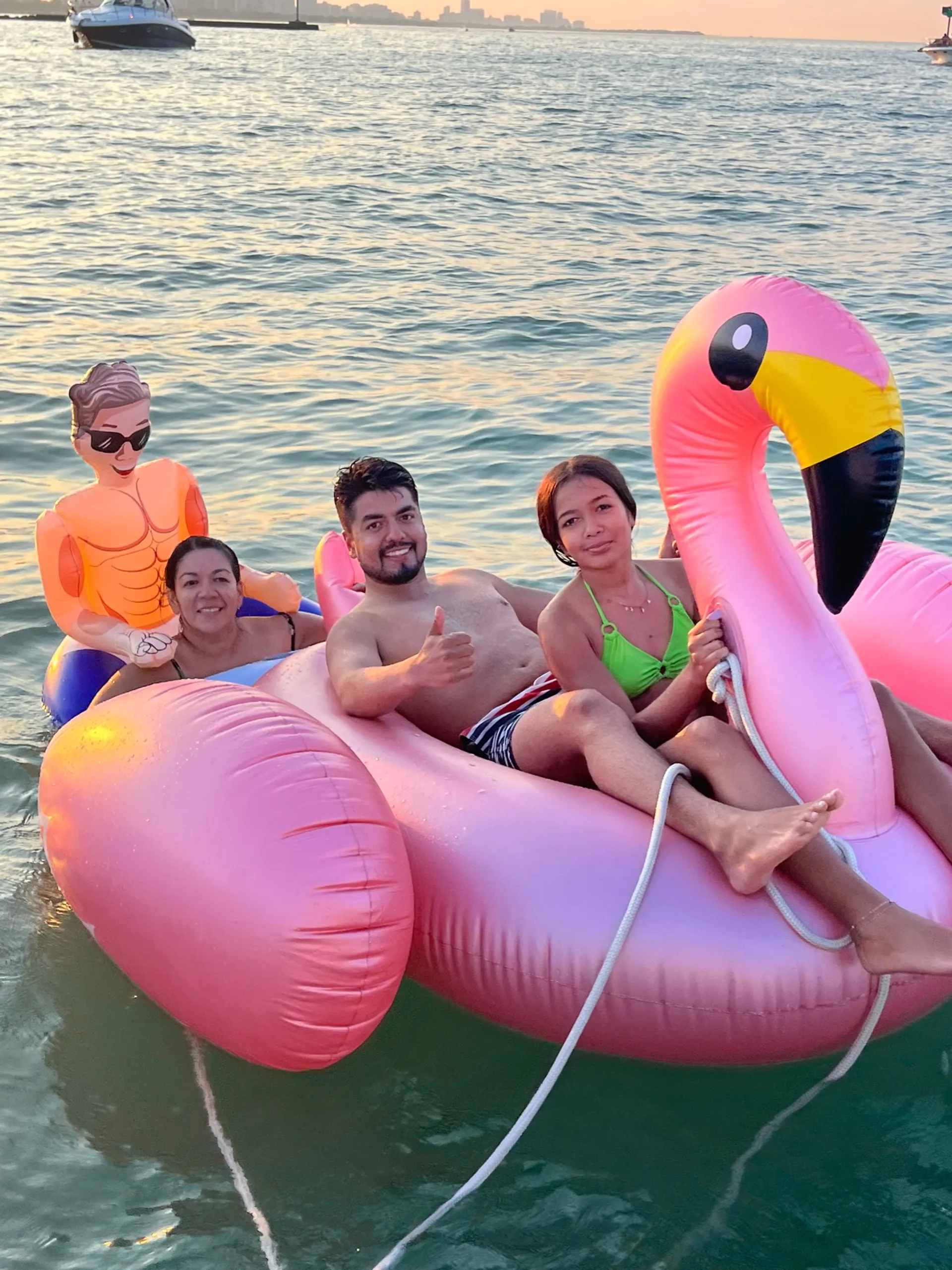 Boatschicago - Motor Boat for rent at Downtown Chicago