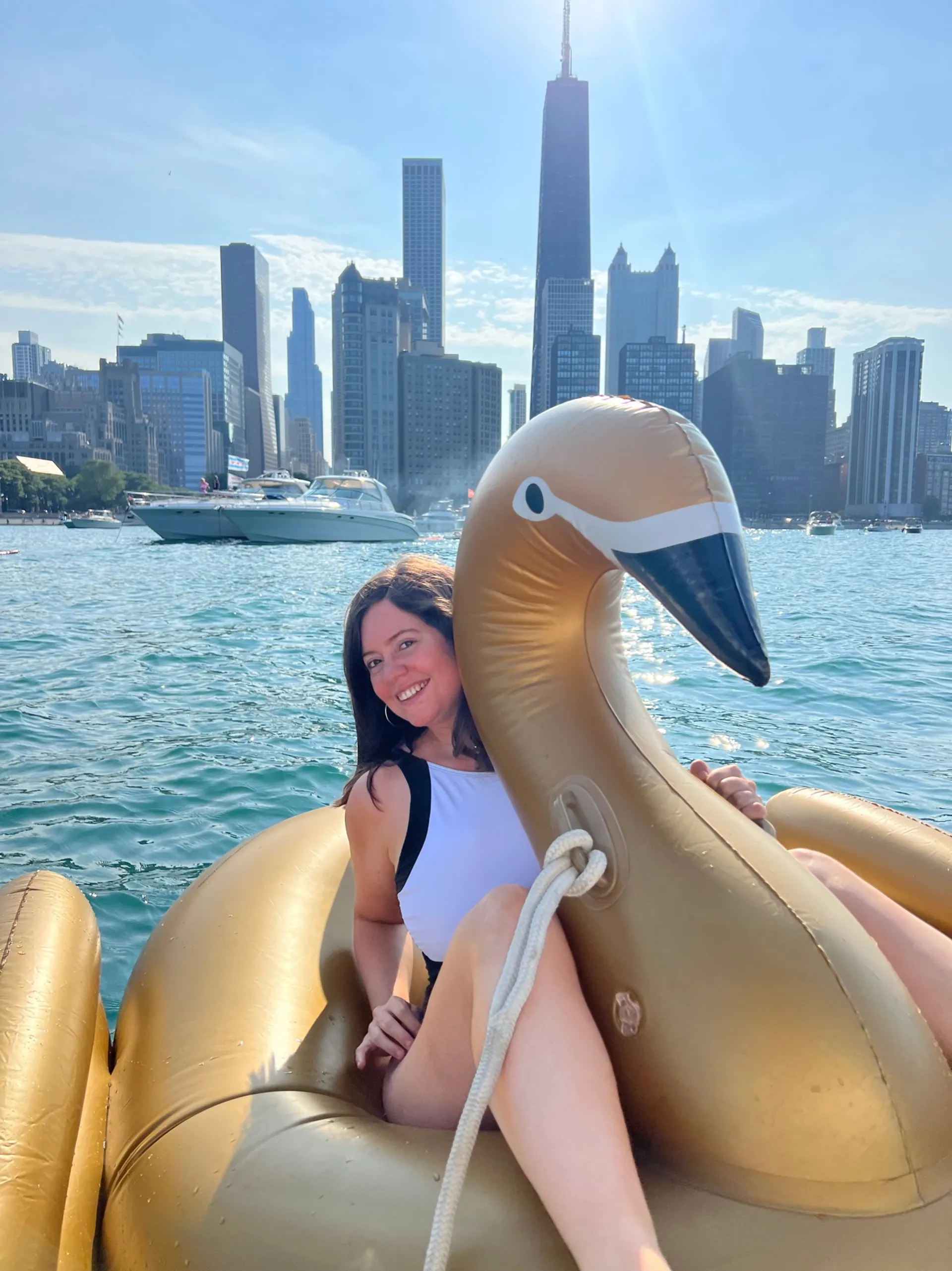 Boatschicago - Motor Boat for rent at Downtown Chicago