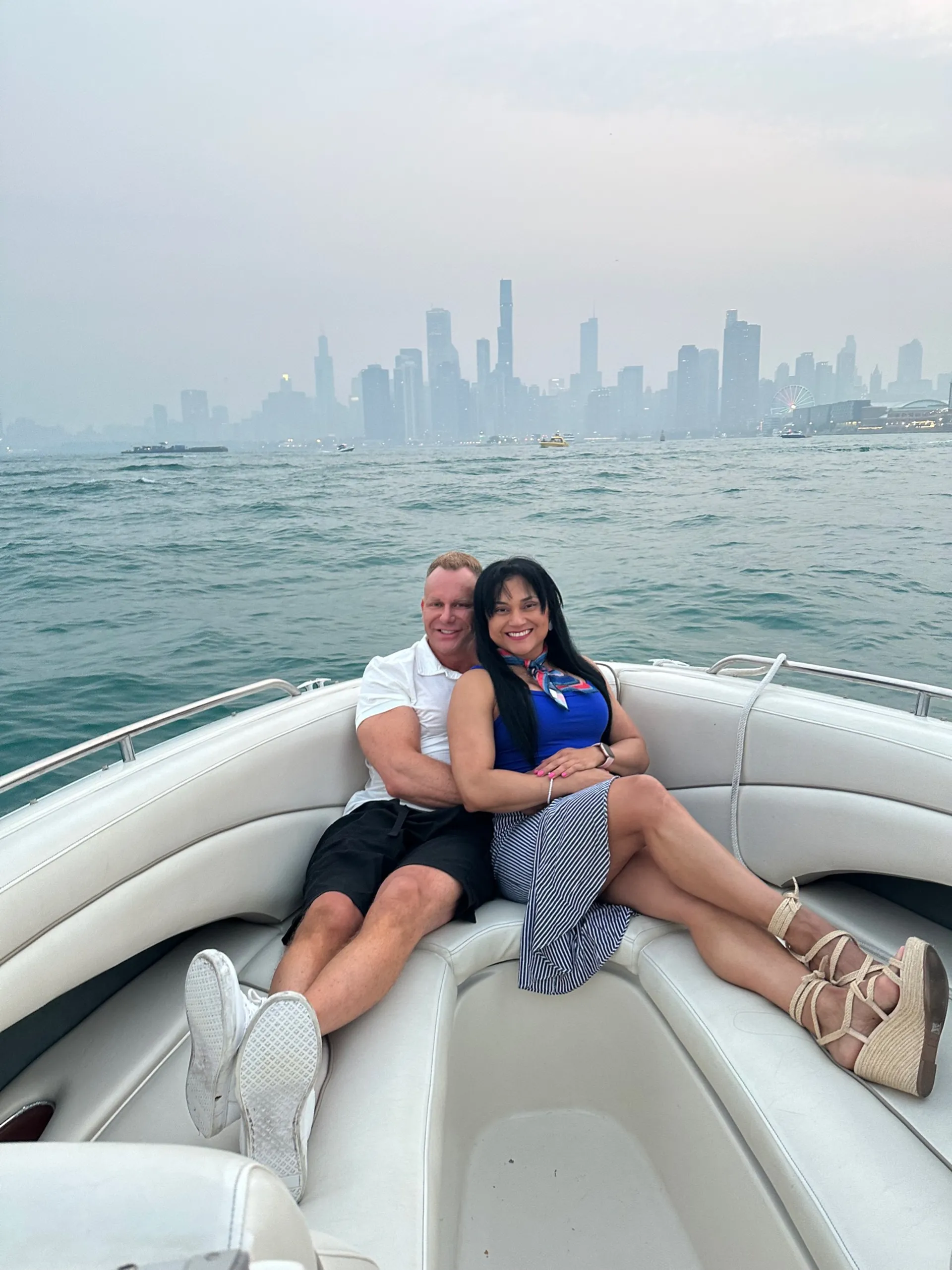Boatschicago - Motor Boat for rent at Downtown Chicago