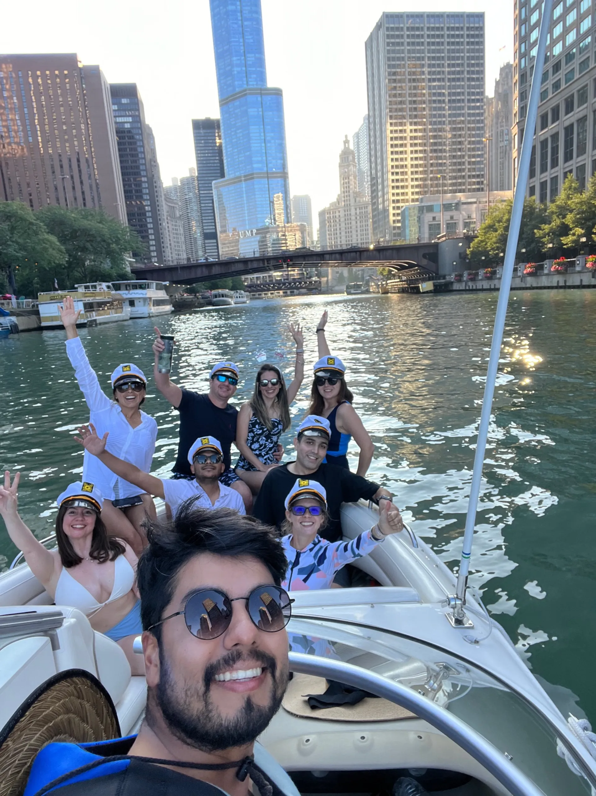 Boatschicago - Motor Boat for rent at Downtown Chicago