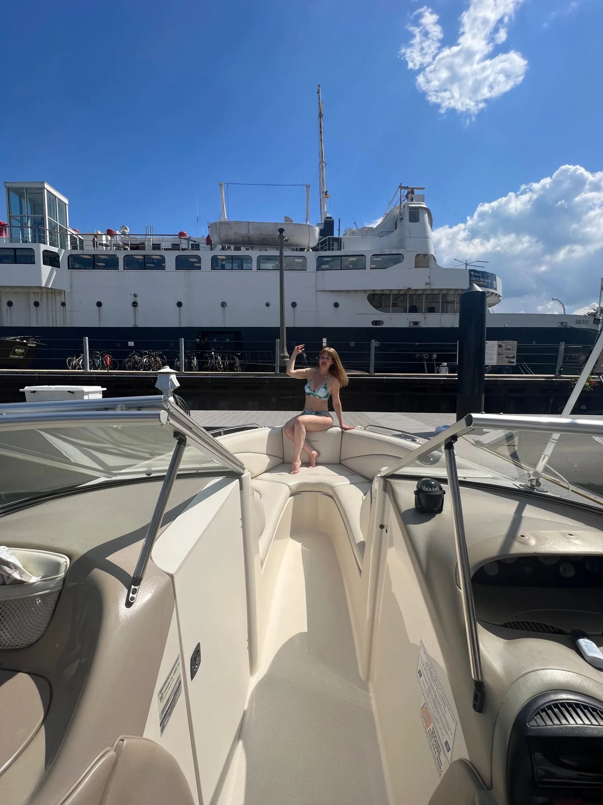 Boatschicago - Motor Boat for rent at Downtown Chicago