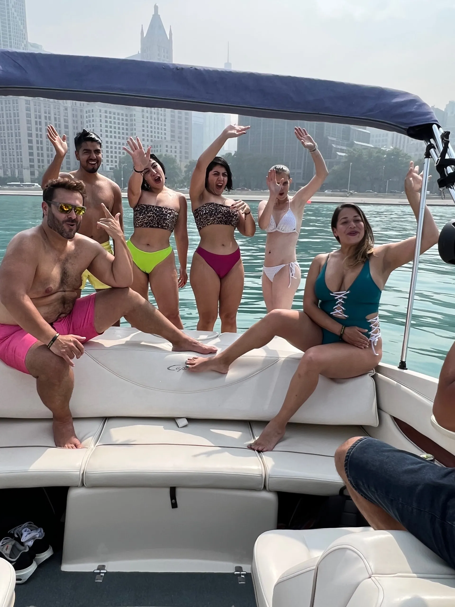 Boatschicago - Motor Boat for rent at Downtown Chicago