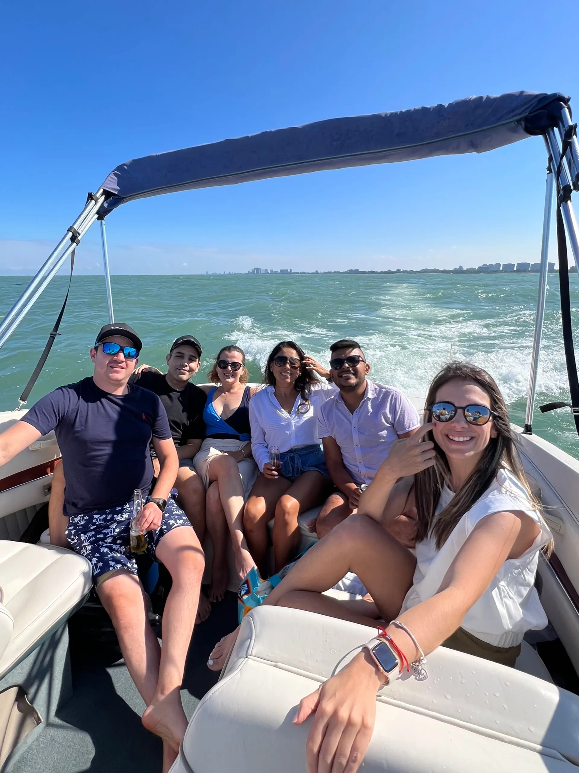Boatschicago - Motor Boat for rent at Downtown Chicago