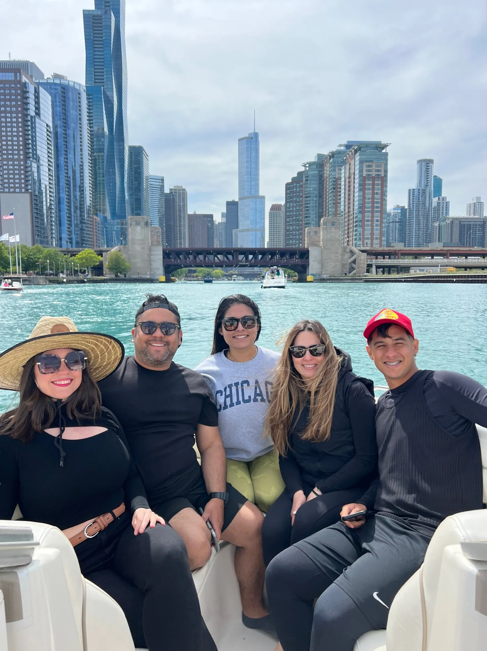 Boatschicago - Motor Boat for rent at Downtown Chicago