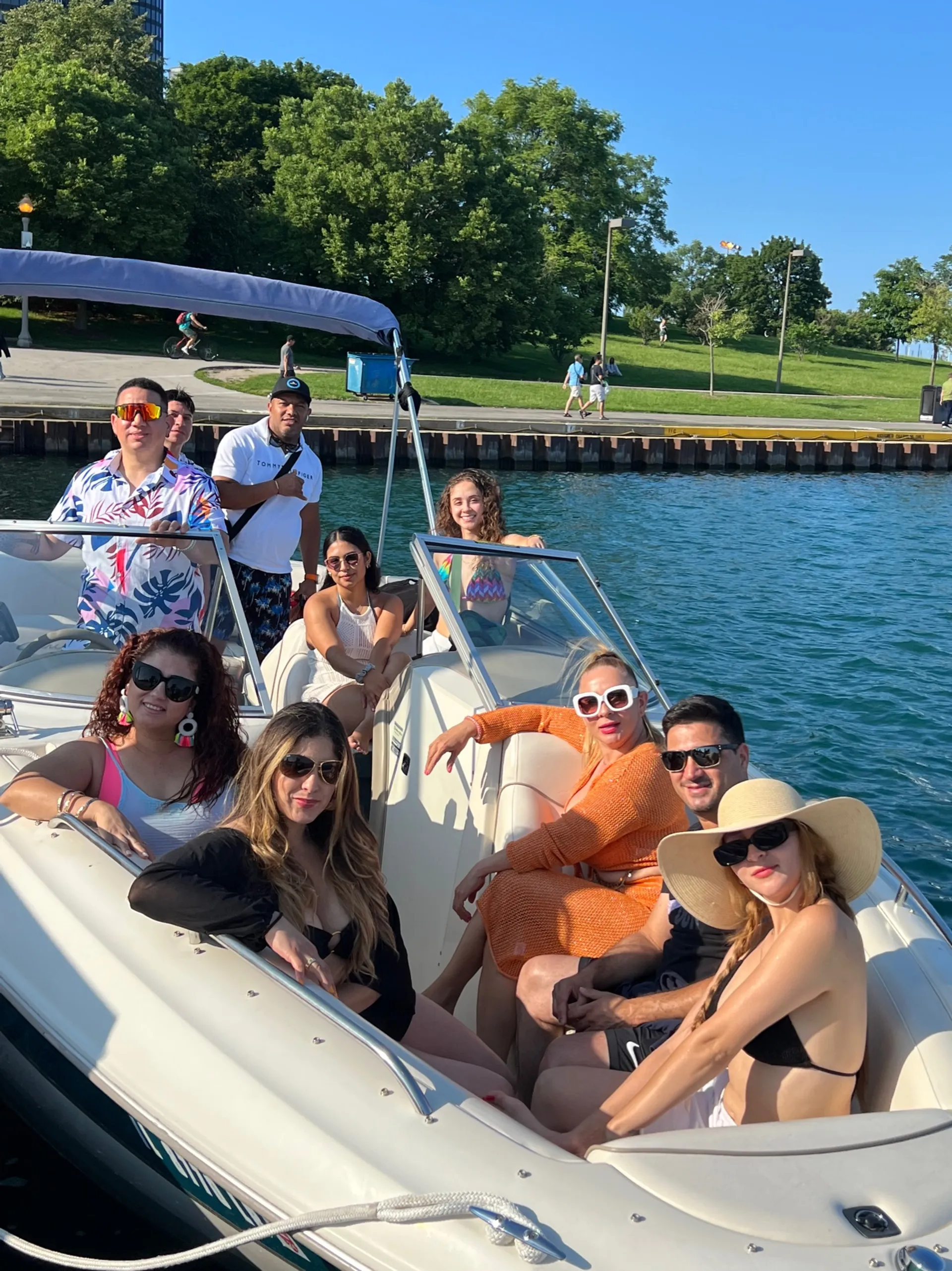 Boatschicago - Motor Boat for rent at Downtown Chicago