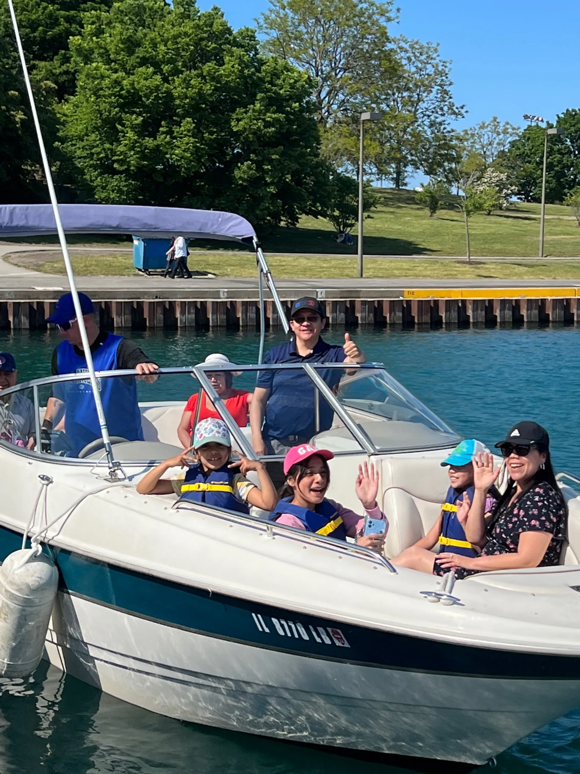 Boatschicago - Motor Boat for rent at Downtown Chicago