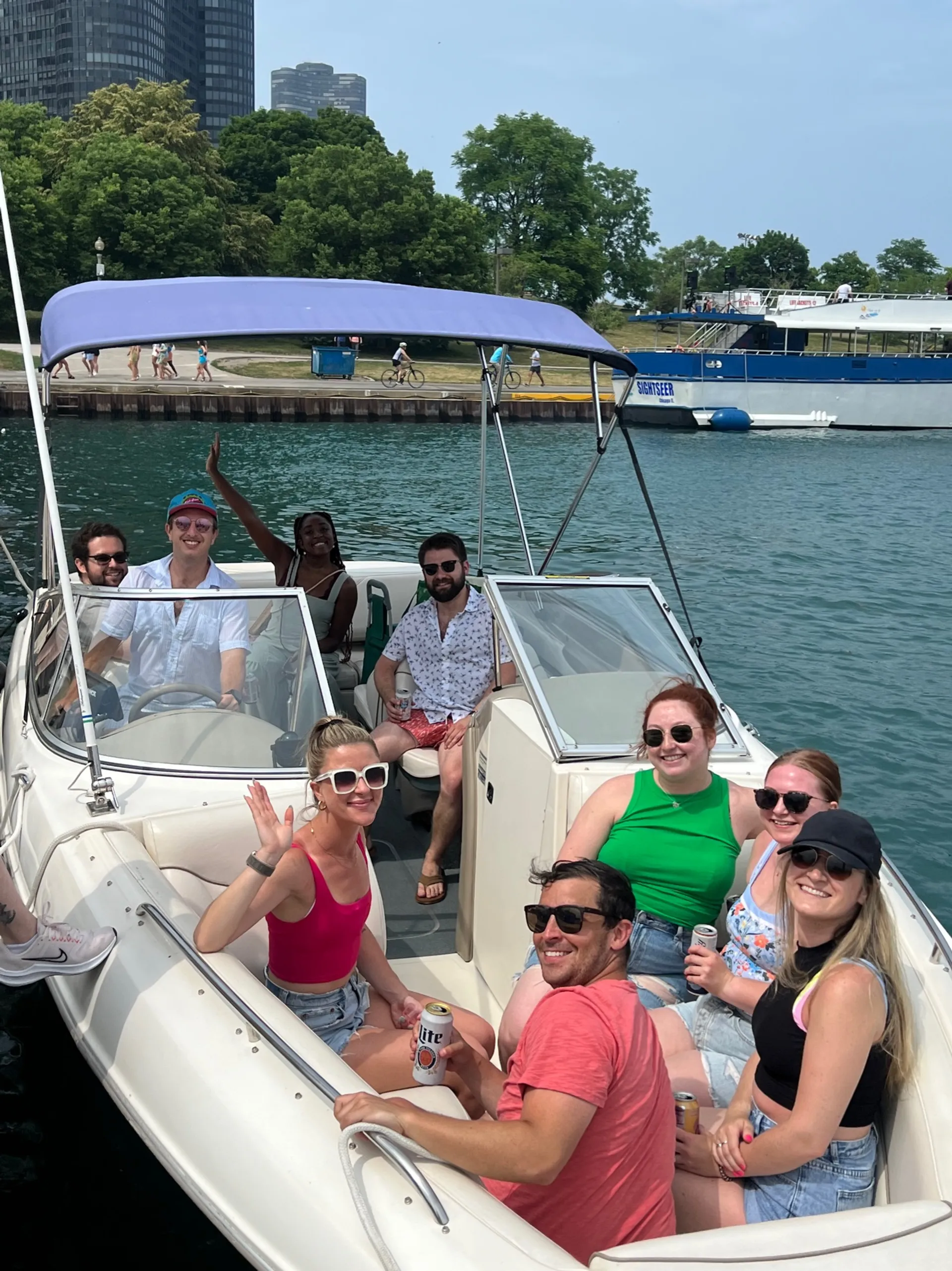 Boatschicago - Motor Boat for rent at Downtown Chicago
