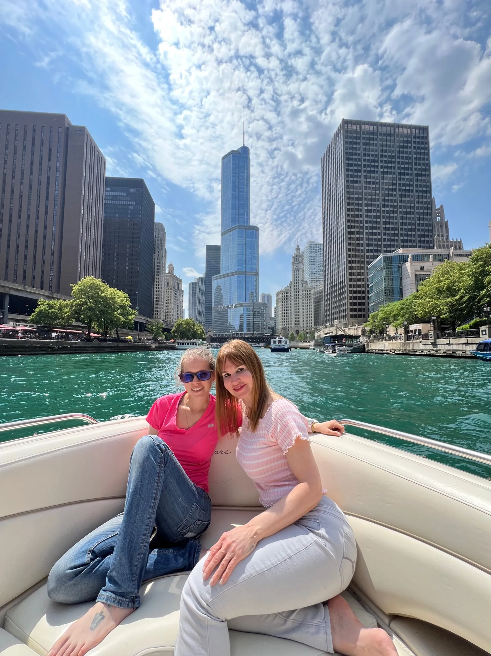 Boatschicago - Motor Boat for rent at Downtown Chicago