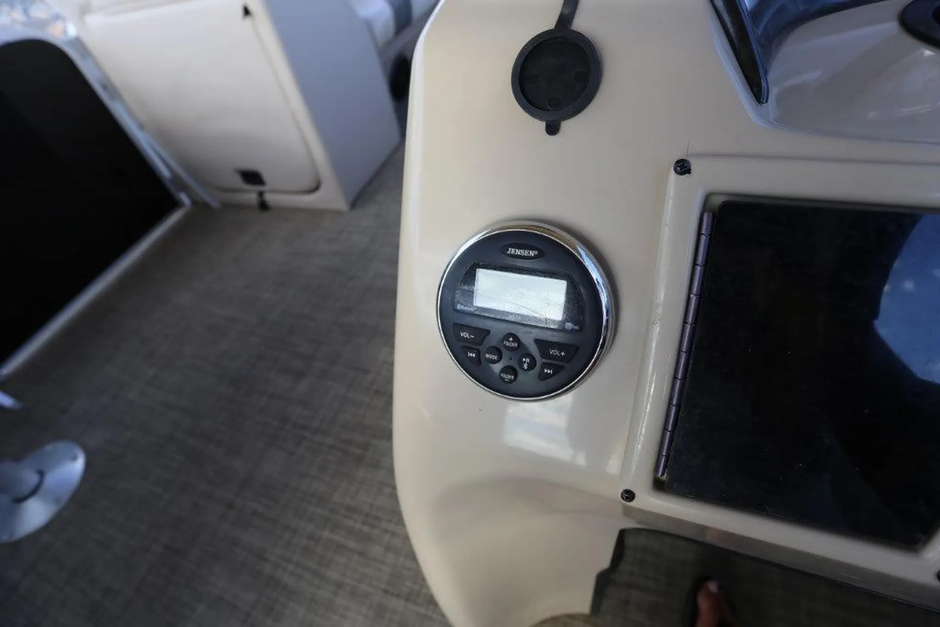 The Entertainer 2018 Suncatcher V22 GT