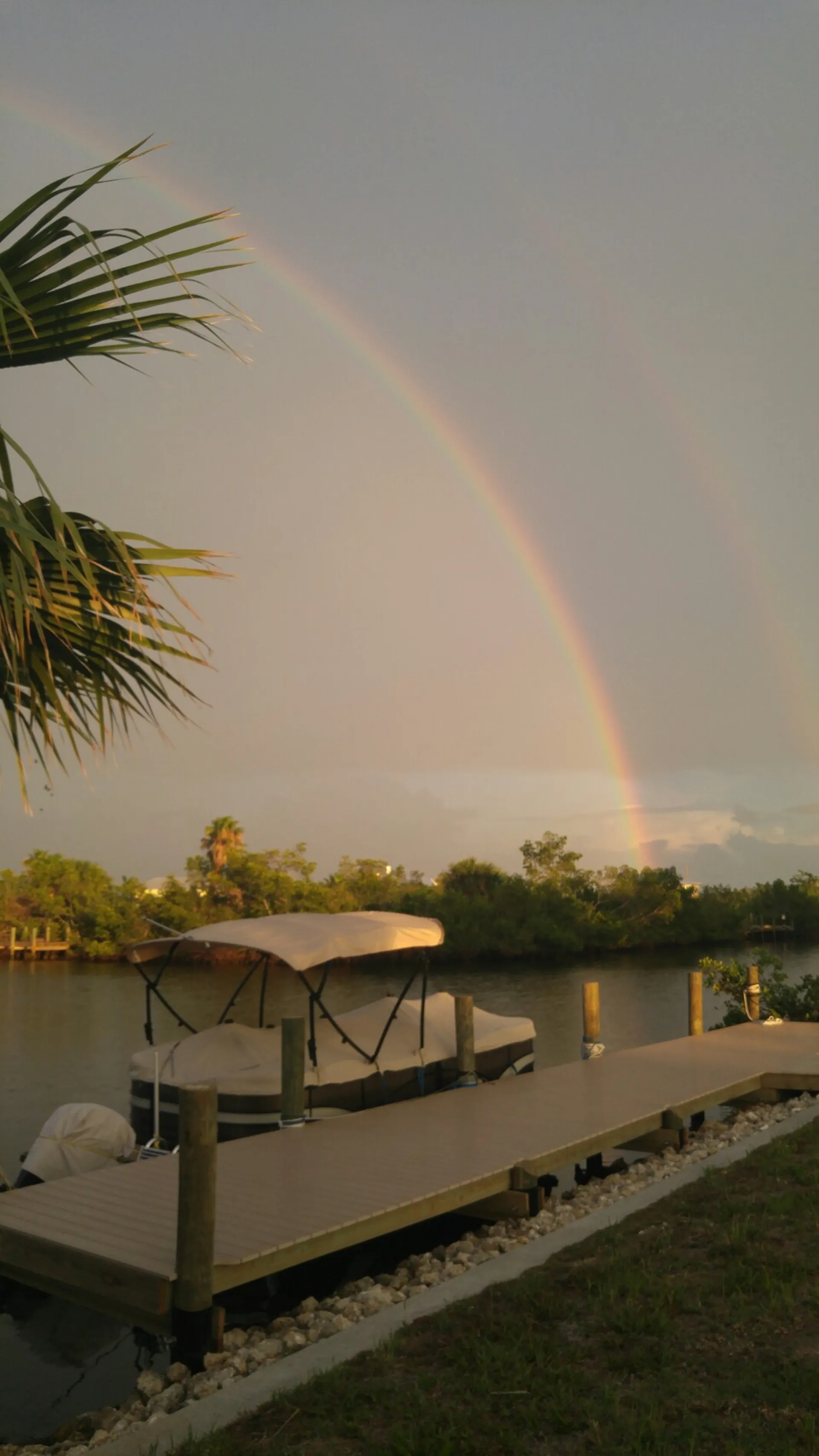 LUXURY 24ft Tri-toon (3) Pontoon Boat rental. Captain available