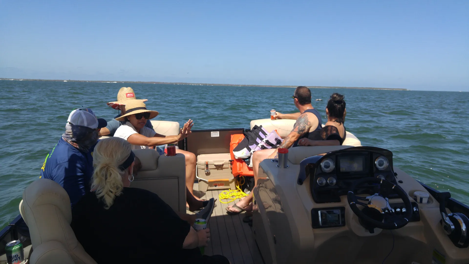 LUXURY 24ft Tri-toon (3) Pontoon Boat rental. Captain available