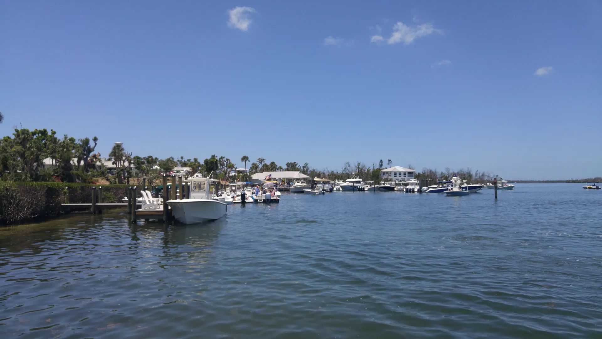 LUXURY 24ft Tri-toon (3) Pontoon Boat rental. Captain available