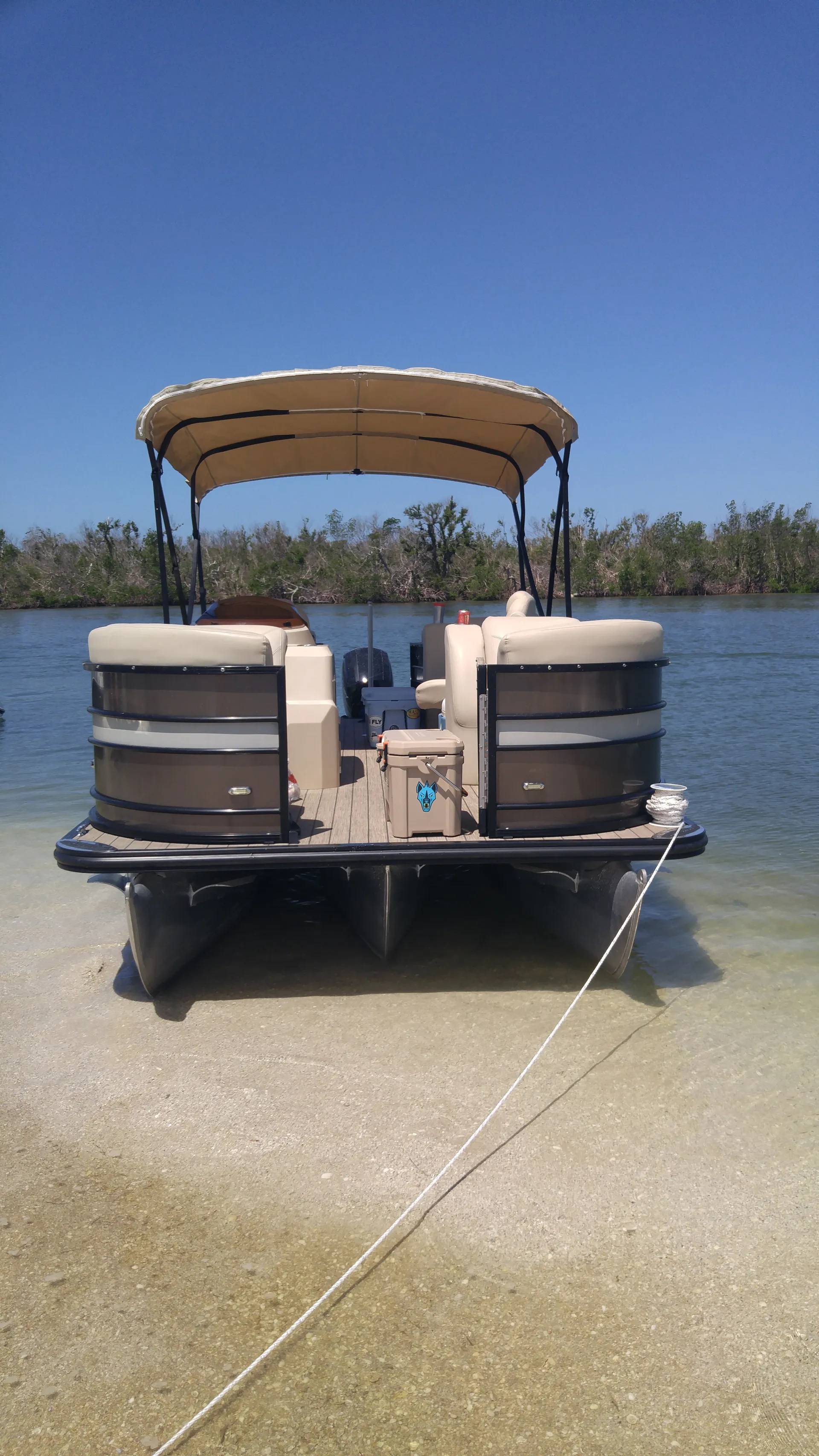 LUXURY 24ft Tri-toon (3) Pontoon Boat rental. Captain available