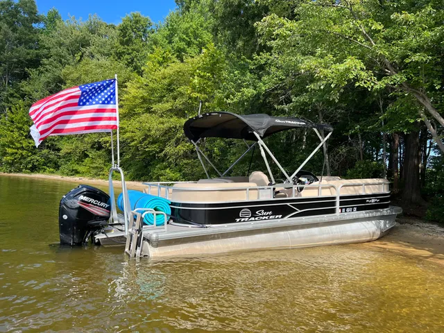 Rent a SUN TRACKER BY TRACKER MARINE pontoon in Bumpass, VA near me