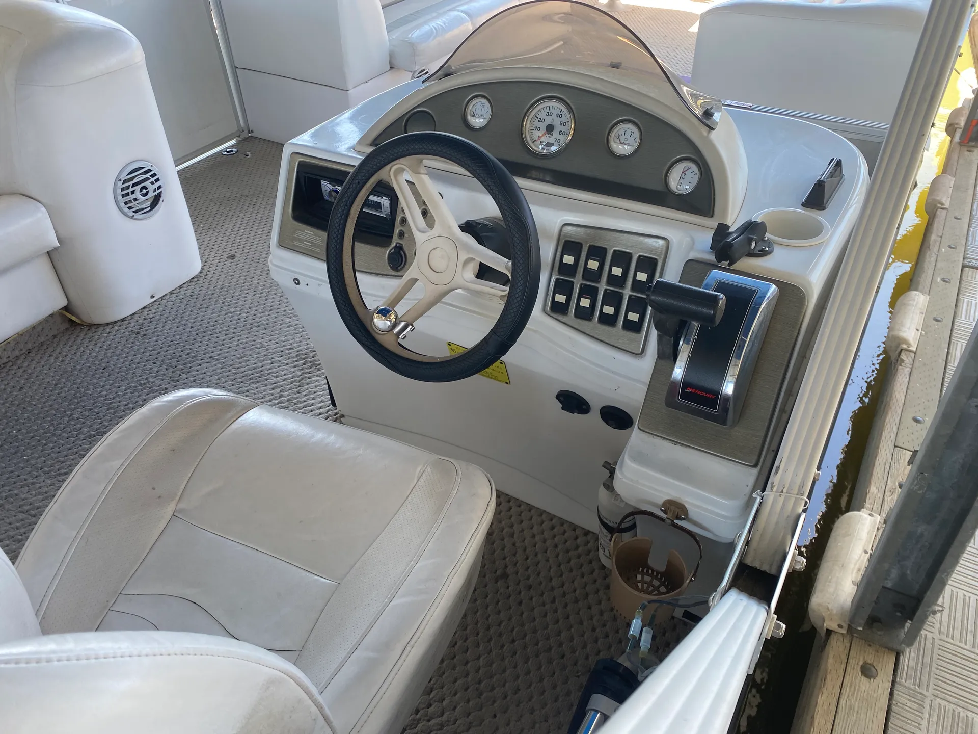 Crest Pontoons 25 Crest III XRS in Discovery Bay, CA — photo 4