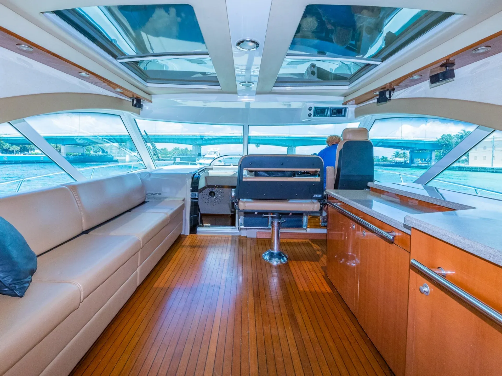 Sea Ray Boats 60 Sundancer in Chicago, IL — photo 4