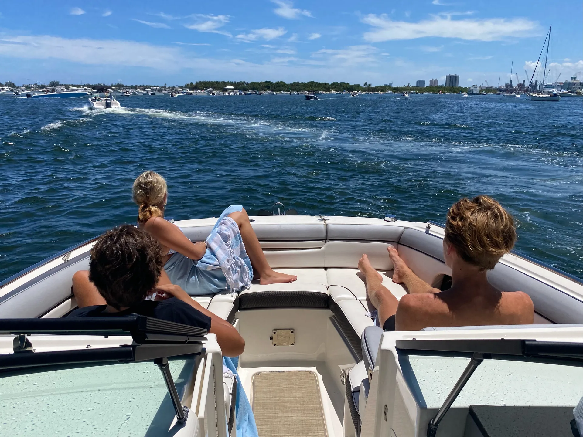 Luxury boat that fits 12 guests - Restroom - Free Fuel 