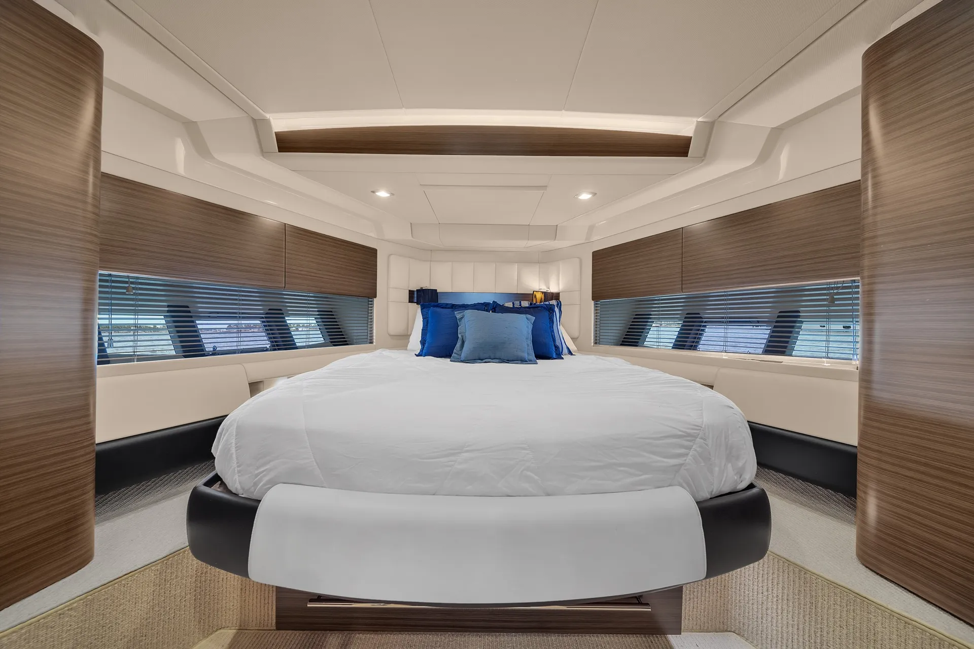 64ft Azimut Flybridge Luxury Yacht – Miami