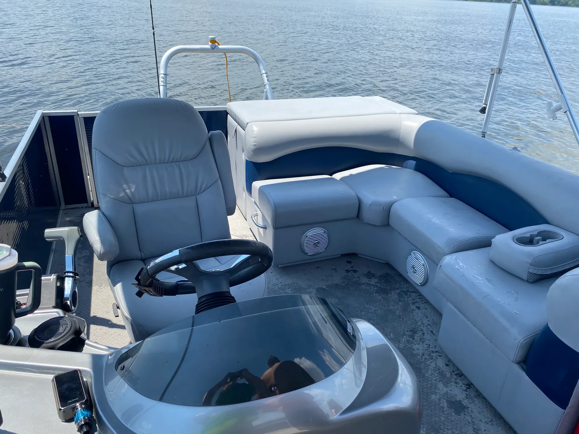 23 FT PONTOON - CLEAN, SPACIOUS, &amp; FUN! COME RELAX ON OUR BOAT! 