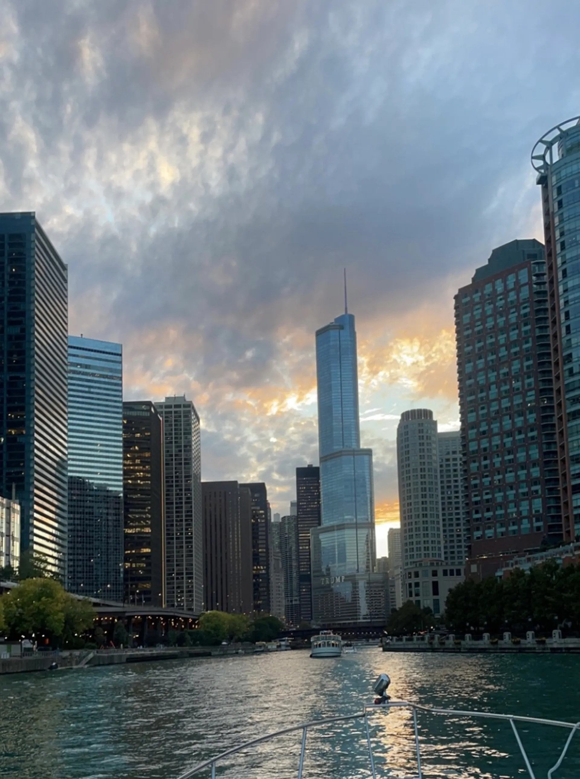 Sea Ray Sundancer 33ft Yacht – Chicago Luxury Cruise, Dine, and Party 