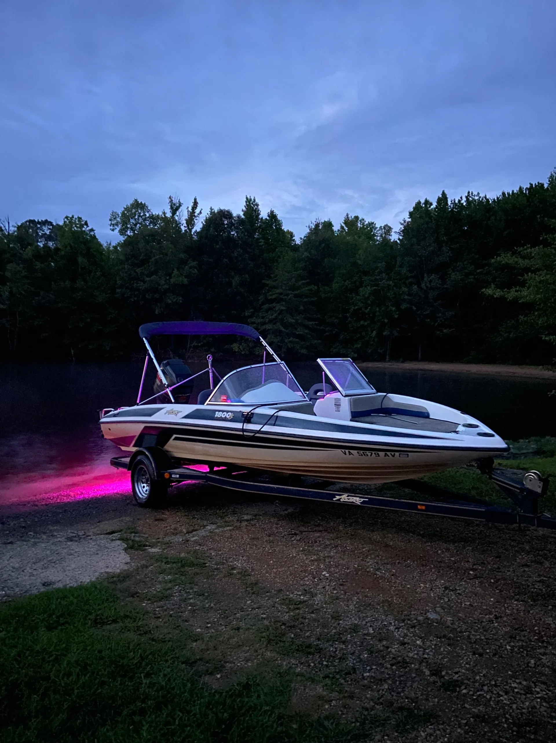 Lake Anna Small Boat Cruise. Fish and ski boat with seating up to 4