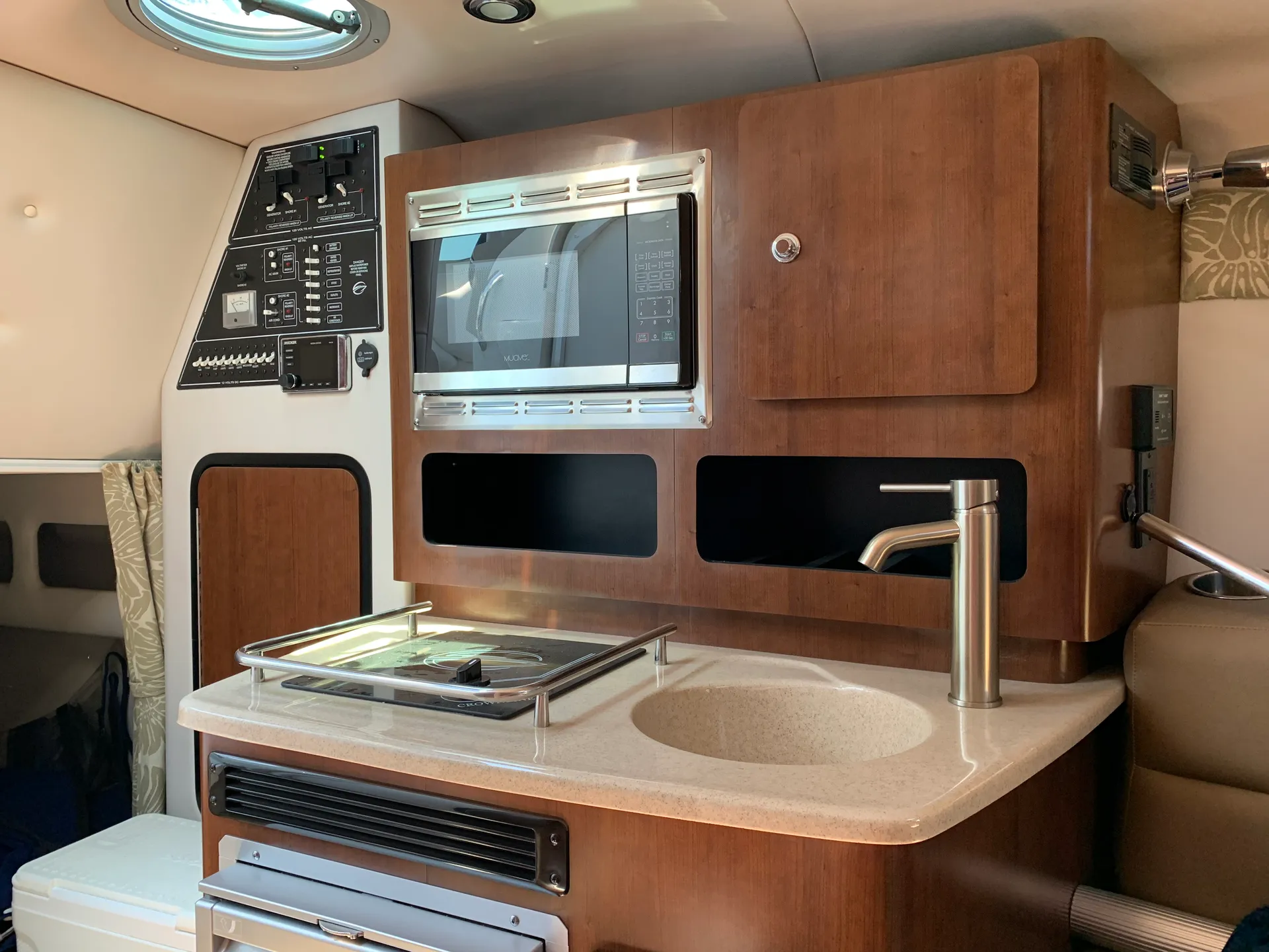 Explore the Gulf: Luxury Boat Rental Experience