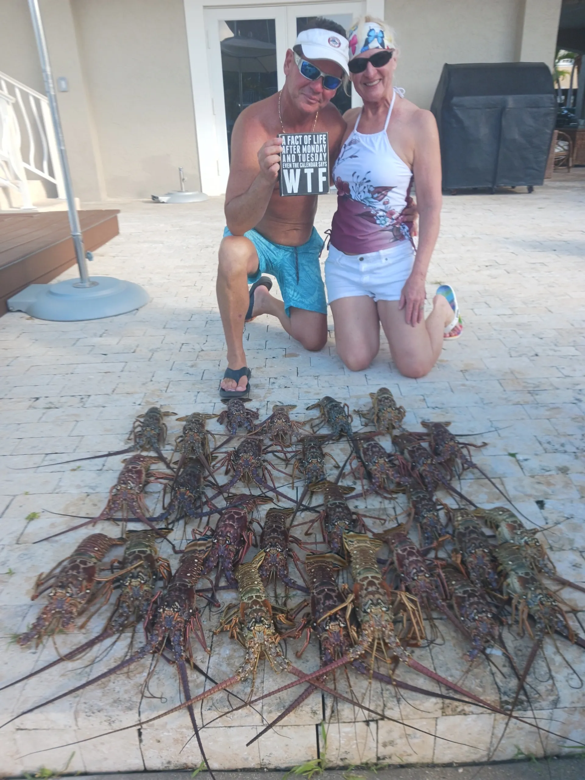 Explore the Stunning Waters of the Florida Keys Aboard Our 31’ Contend