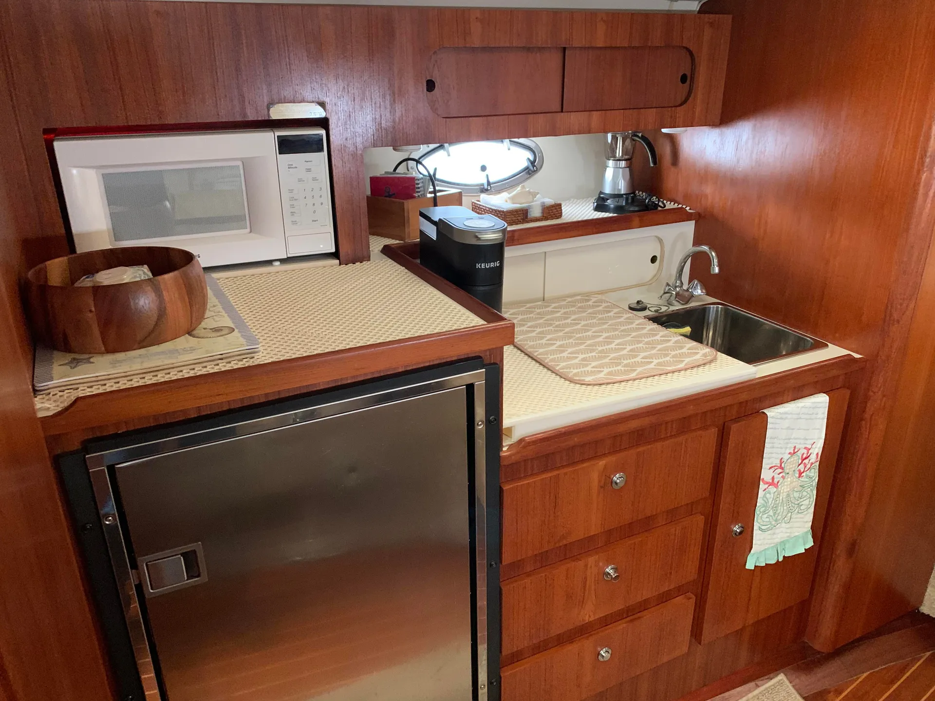 Gorgeous Tiara Yacht  - 10% Off on Weekday Cruises!