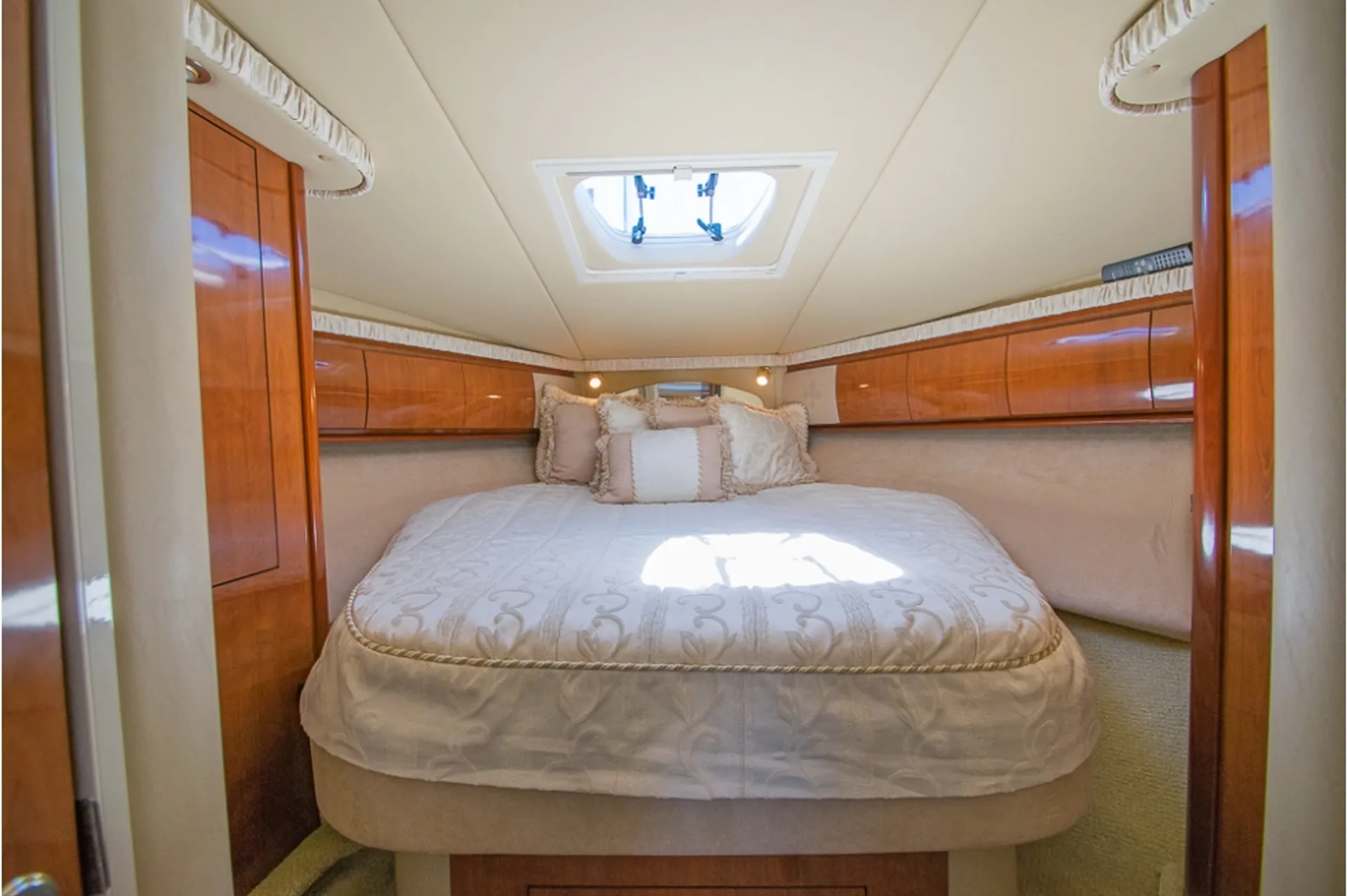 Sea Ray Boats 420 Sundancer in Stock Island, FL — photo 10