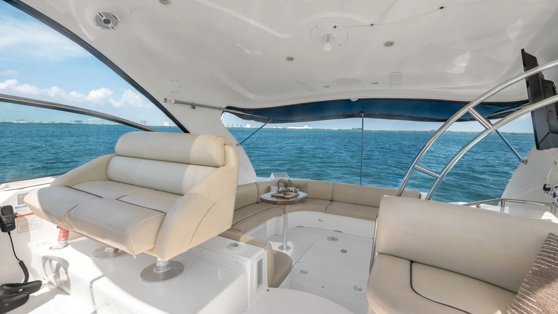 Cruisers Yachts 520 Express in Tampa, FL — photo 9