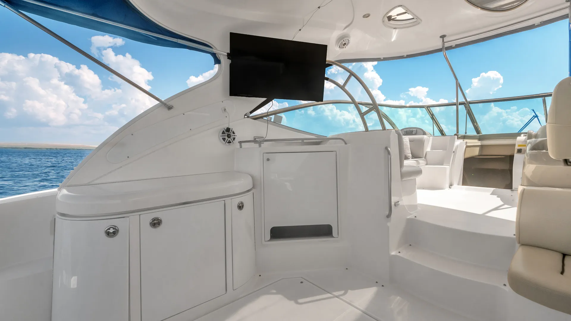 Cruisers Yachts 520 Express in Tampa, FL — photo 10