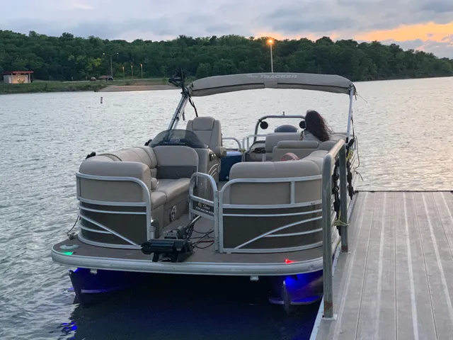 Rent a SUN TRACKER pontoon in Grand Prairie, TX near me